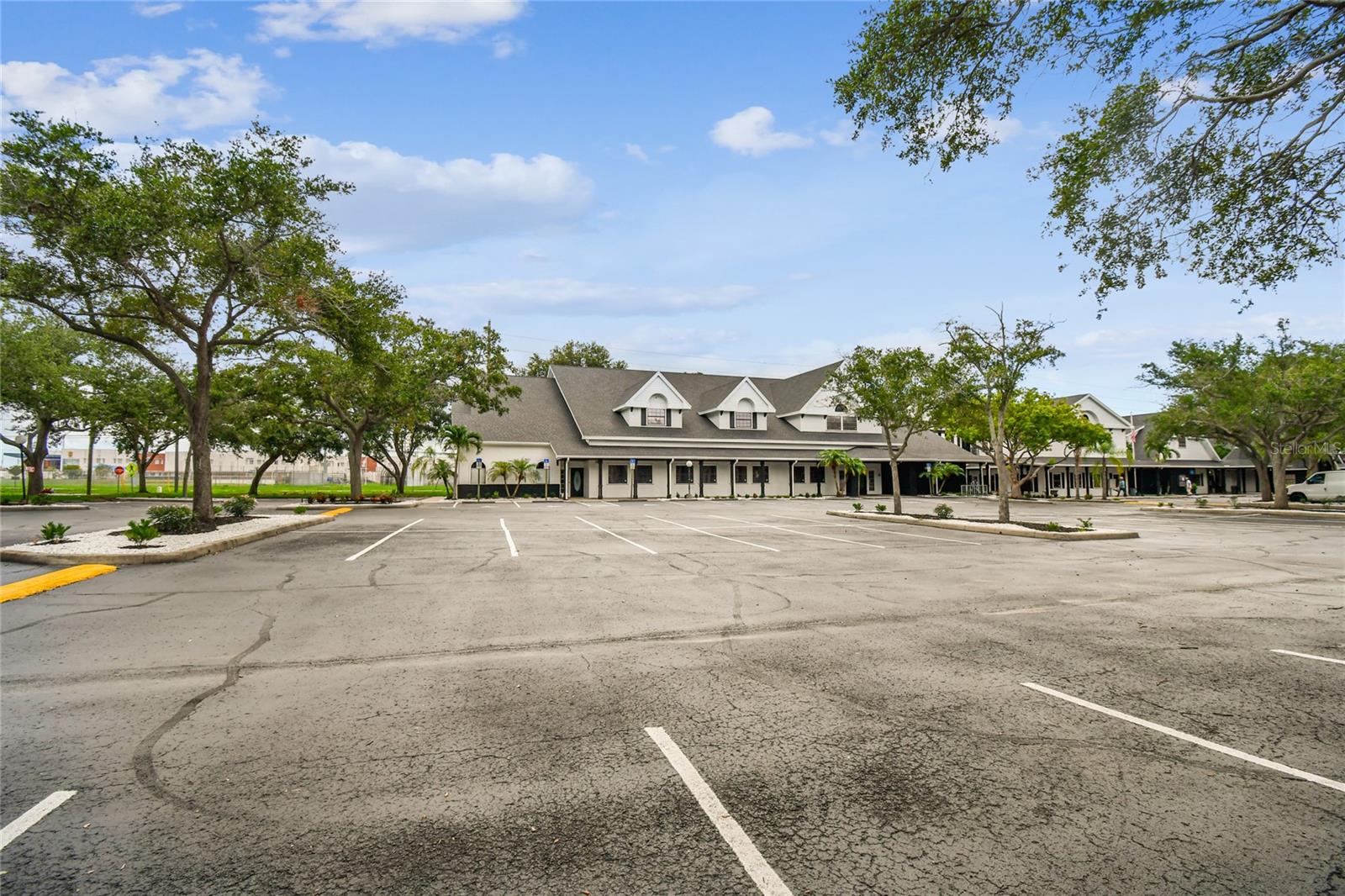 300 E BAY DR, LARGO, FL, 33770