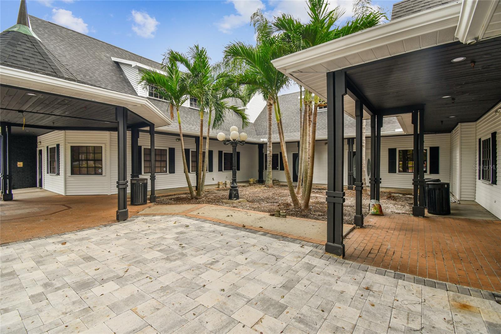 300 E BAY DR, LARGO, FL, 33770