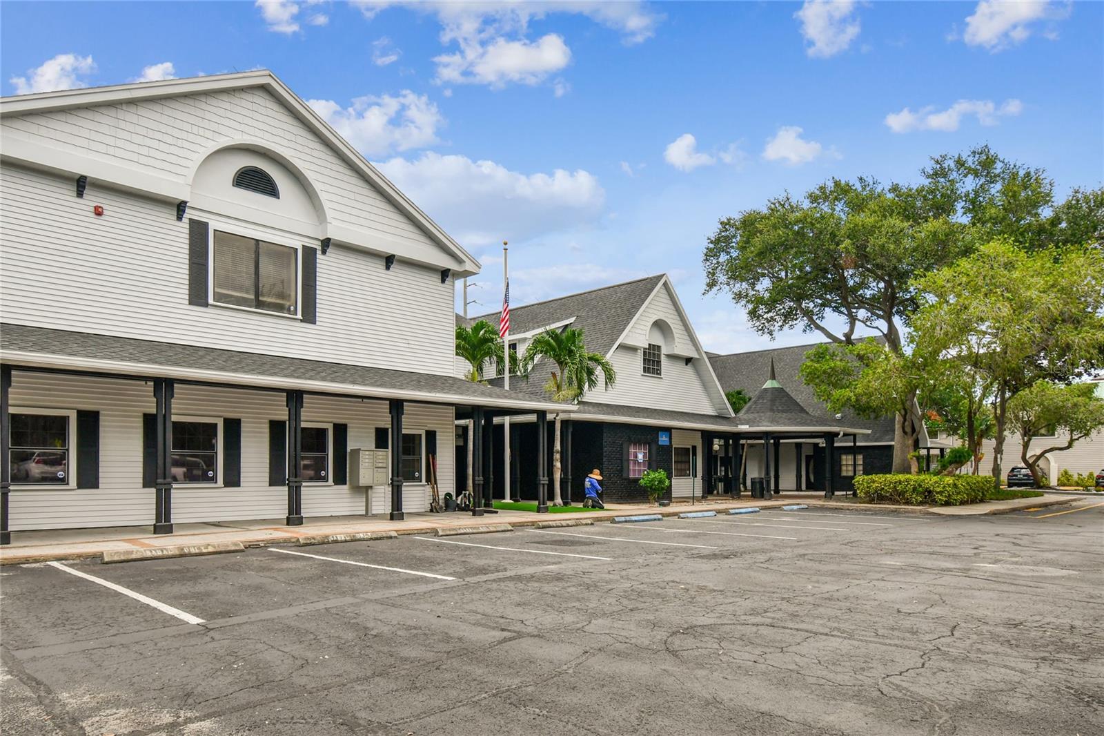 300 E BAY DR, LARGO, FL, 33770