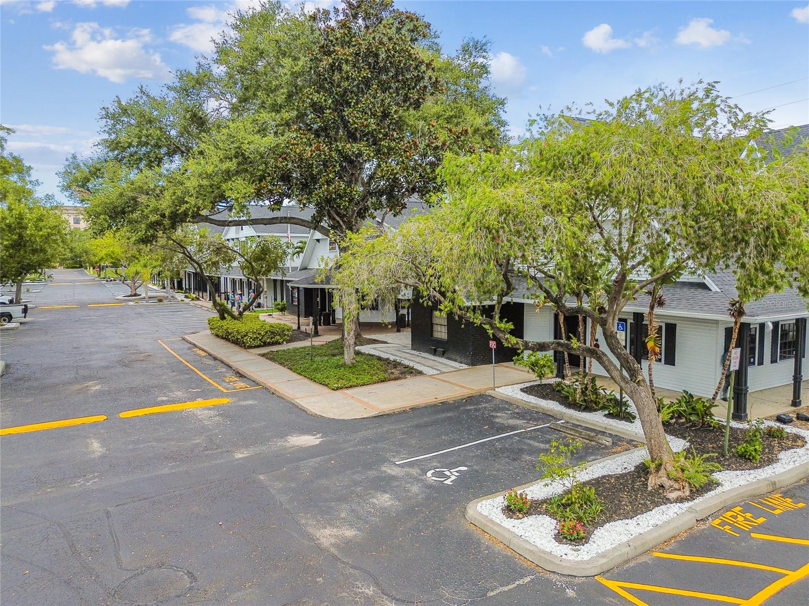 300 E BAY DR, LARGO, FL, 33770