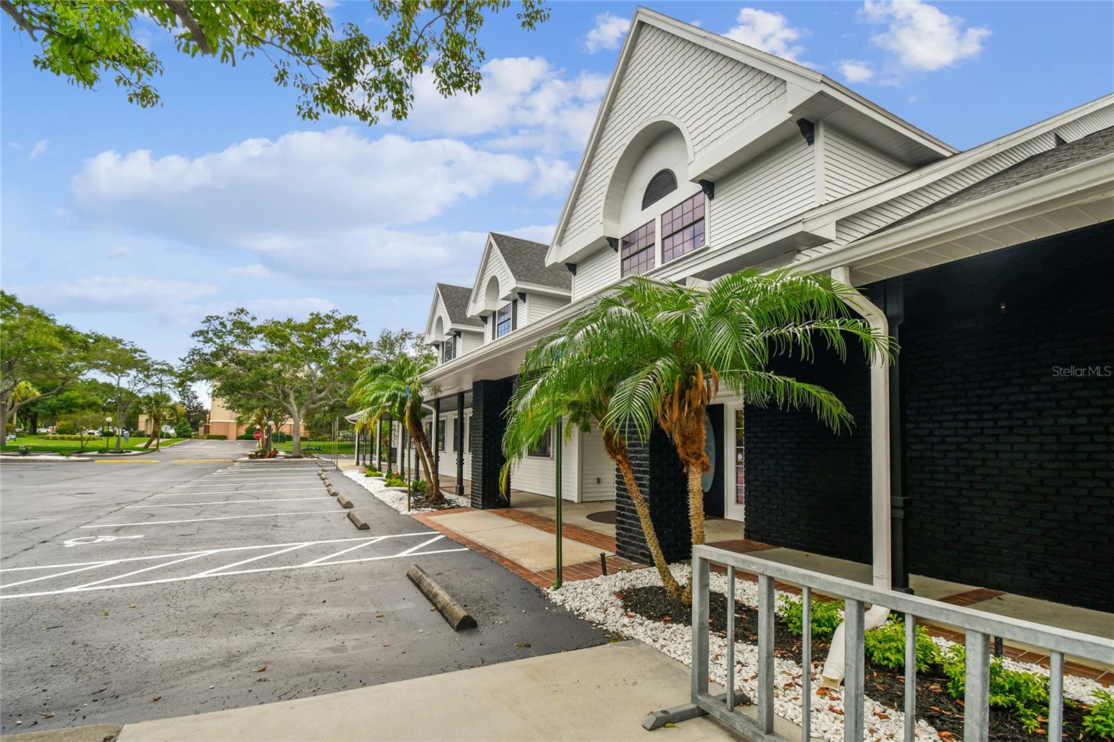 300 E BAY DR, LARGO, FL, 33770