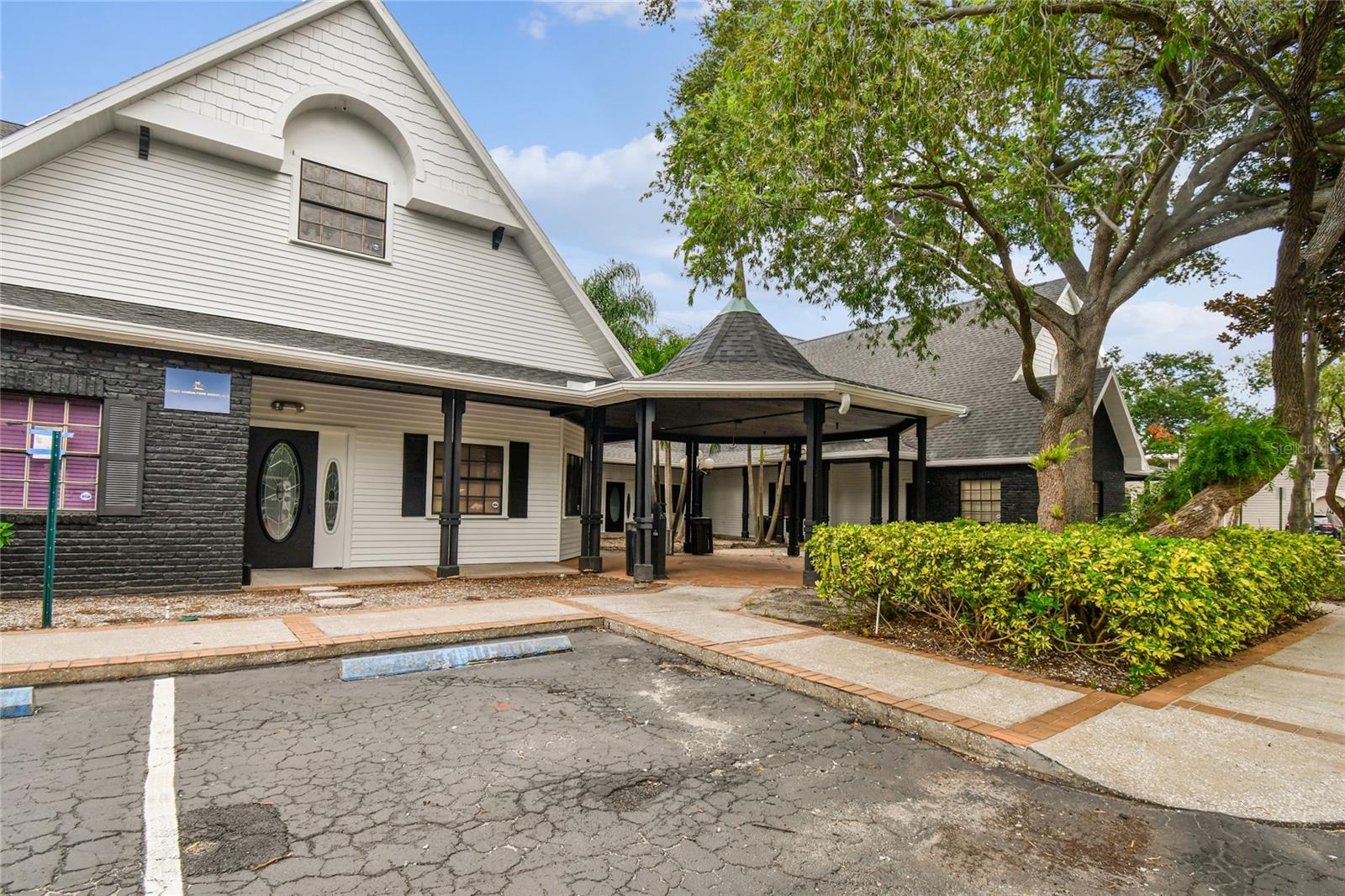 300 E BAY DR, LARGO, FL, 33770