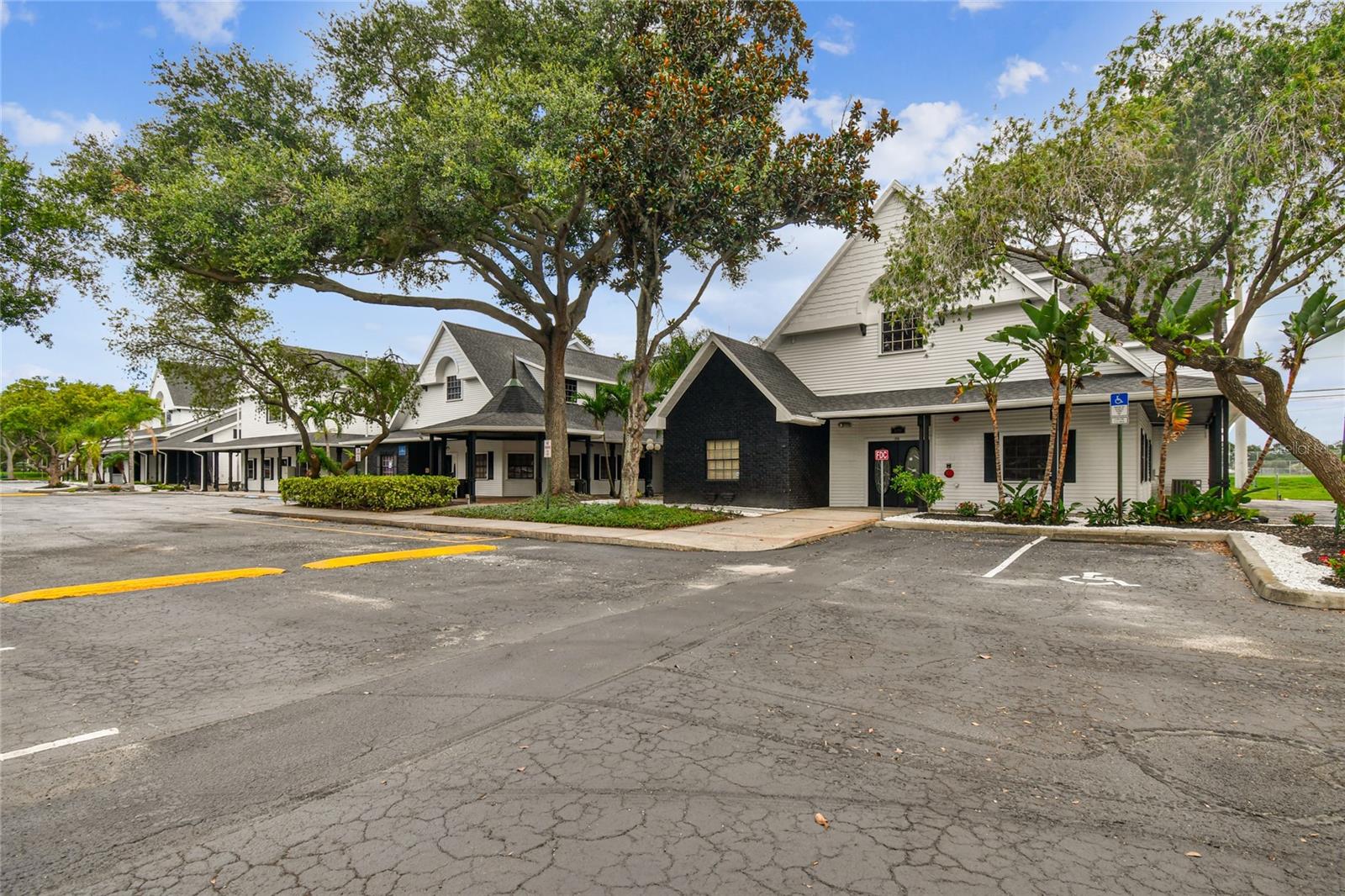 300 E BAY DR, LARGO, FL, 33770