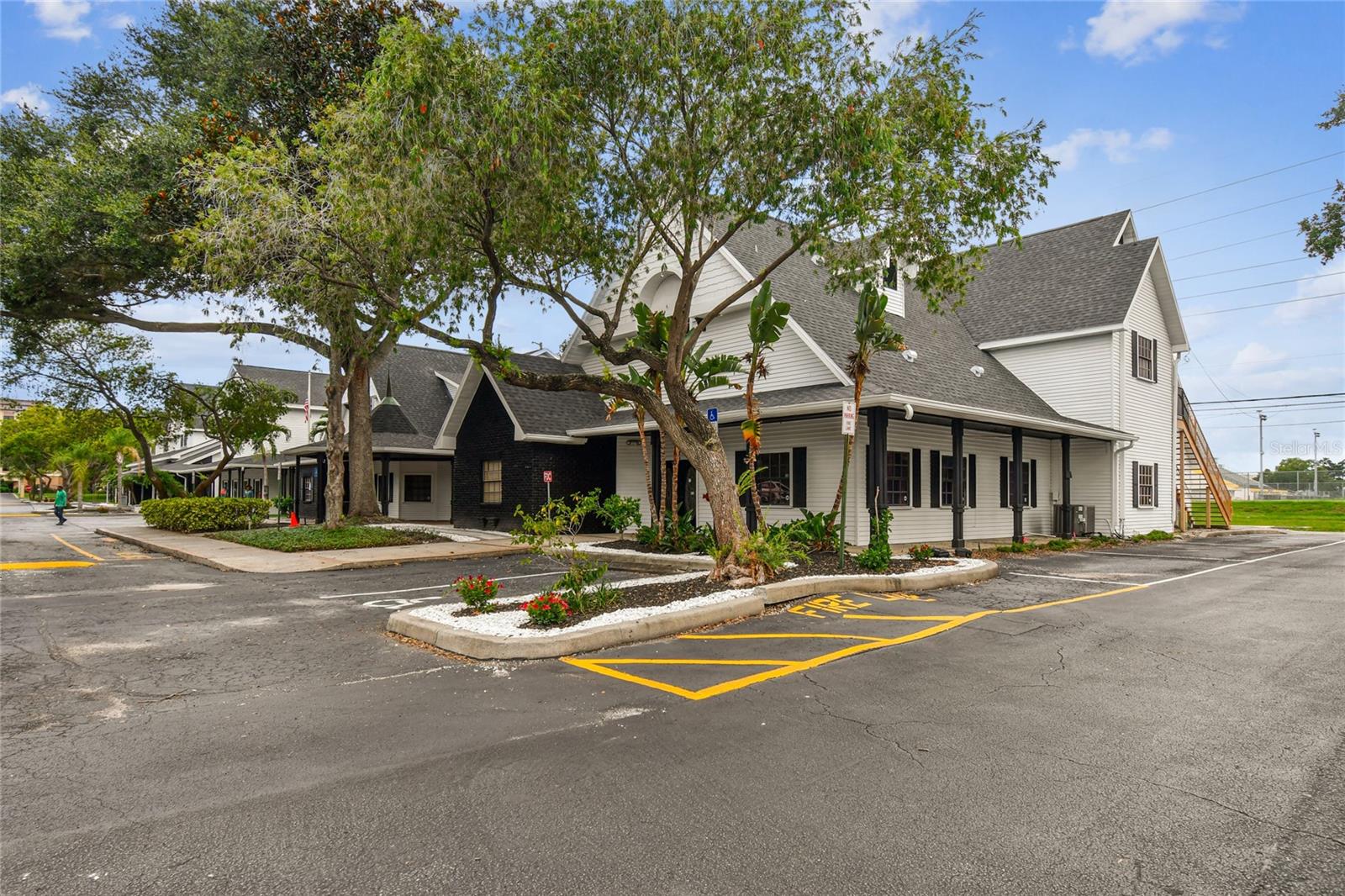 300 E BAY DR, LARGO, FL, 33770