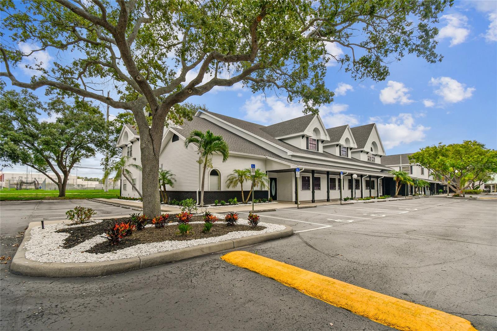 300 E BAY DR, LARGO, FL, 33770