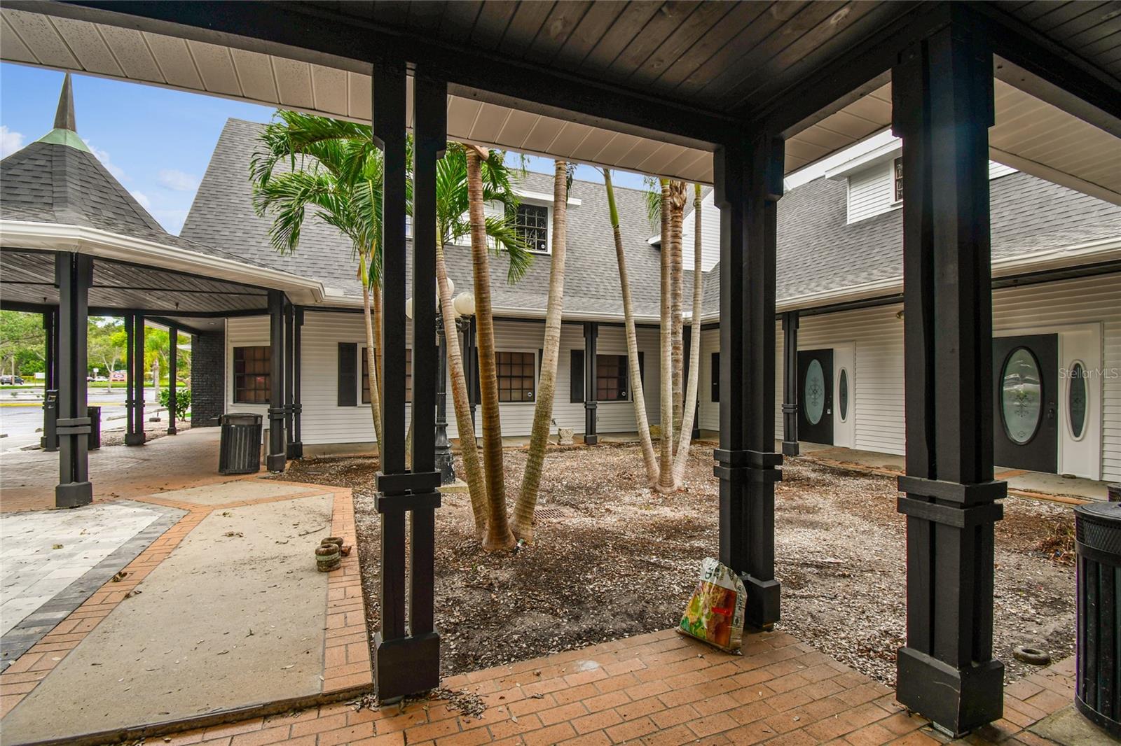 300 E BAY DR, LARGO, FL, 33770