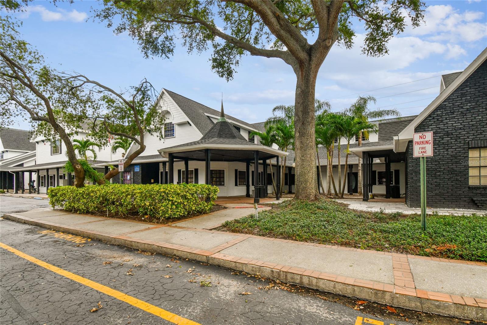 300 E BAY DR, LARGO, FL, 33770