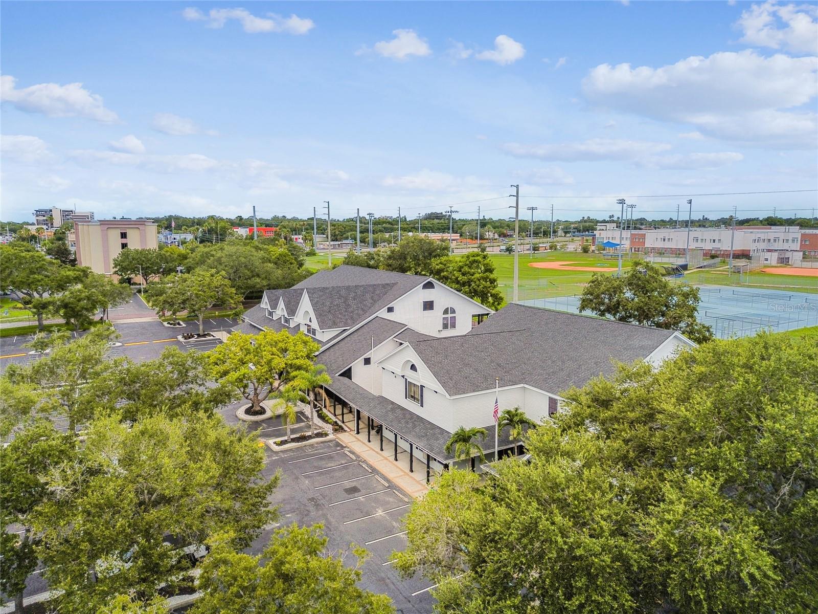 300 E BAY DR, LARGO, FL, 33770