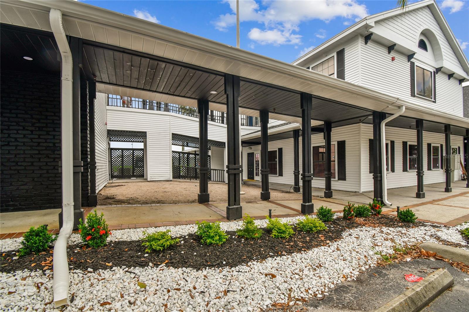 300 E BAY DR, LARGO, FL, 33770
