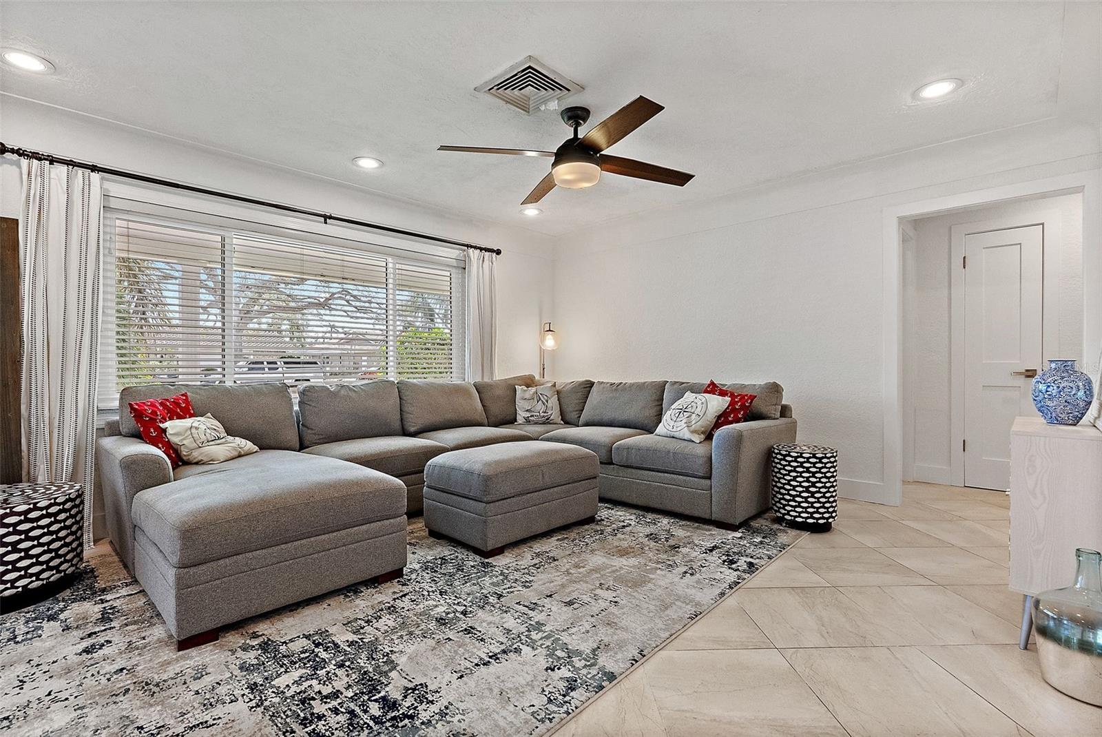 2049 MASSACHUSETTS AVE NE, ST PETERSBURG, FL, 33703