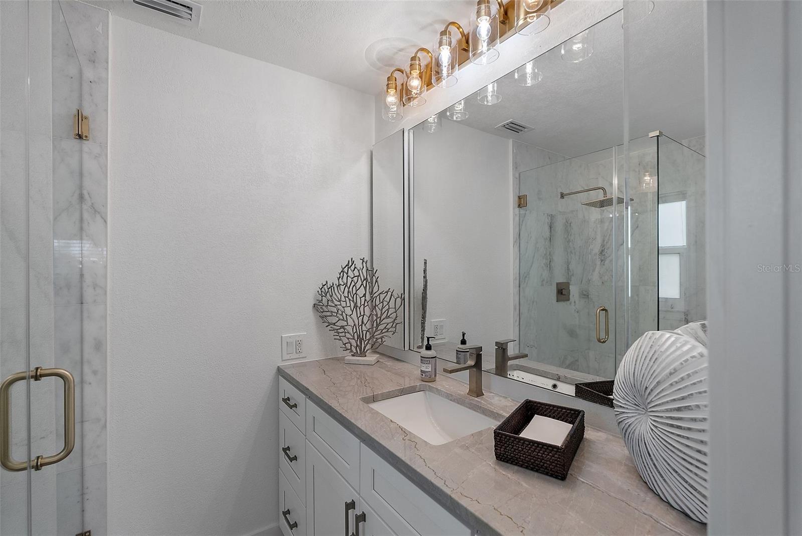 2049 MASSACHUSETTS AVE NE, ST PETERSBURG, FL, 33703