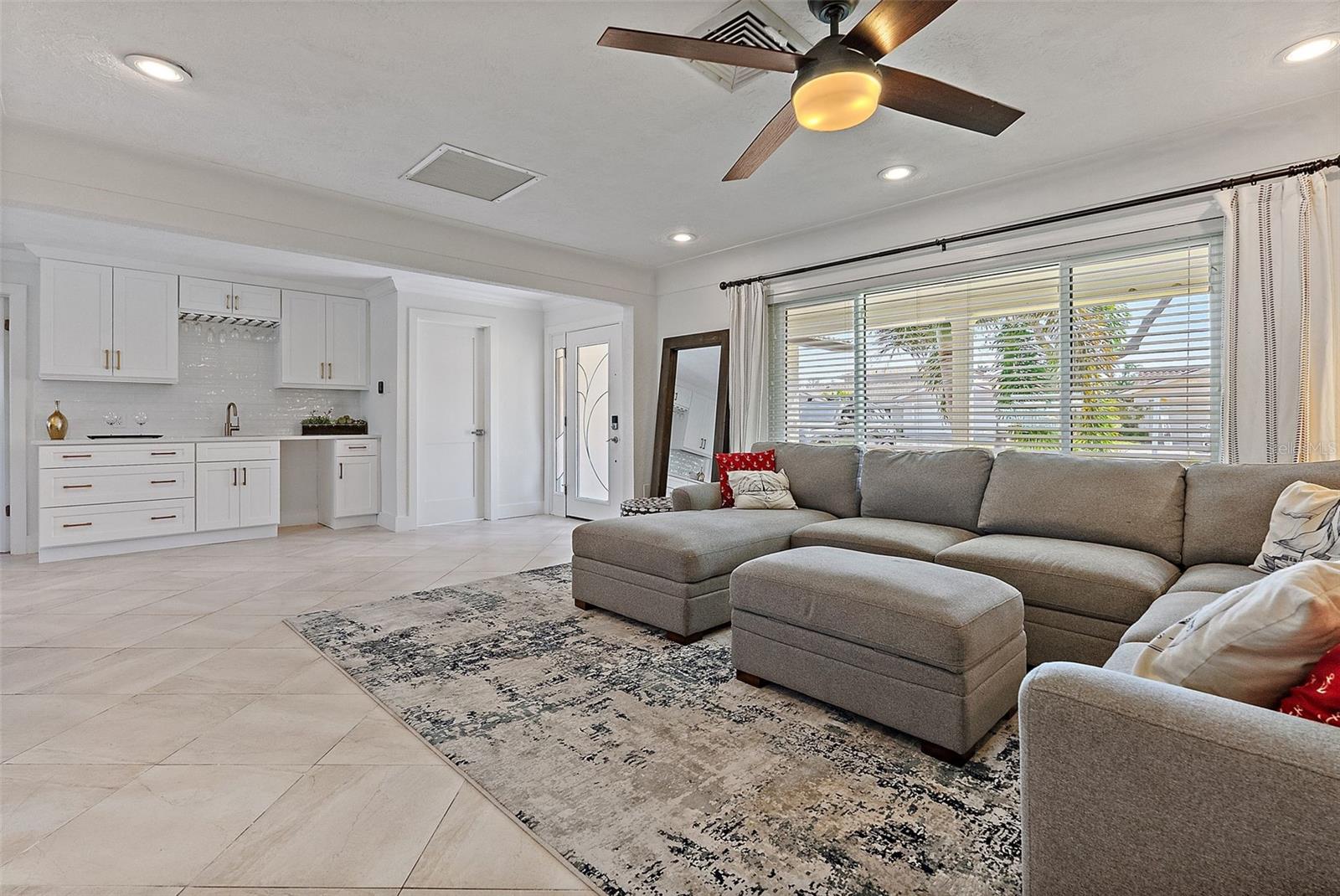 2049 MASSACHUSETTS AVE NE, ST PETERSBURG, FL, 33703