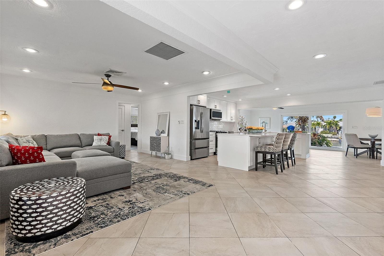 2049 MASSACHUSETTS AVE NE, ST PETERSBURG, FL, 33703