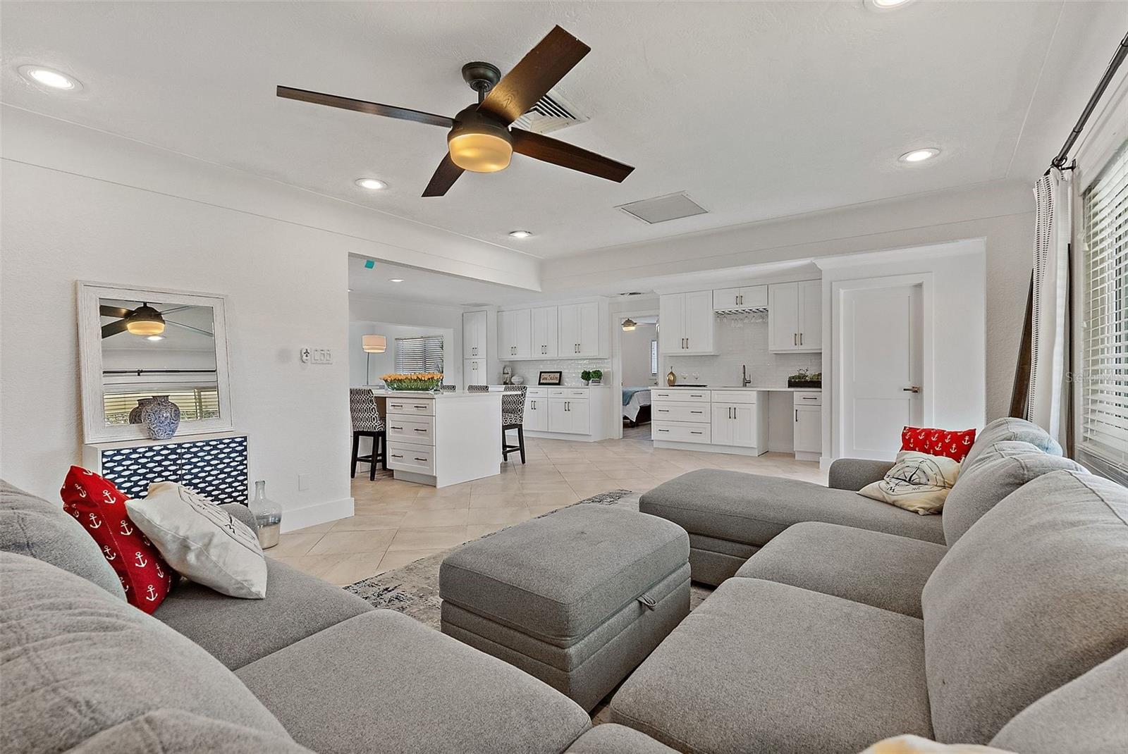 2049 MASSACHUSETTS AVE NE, ST PETERSBURG, FL, 33703