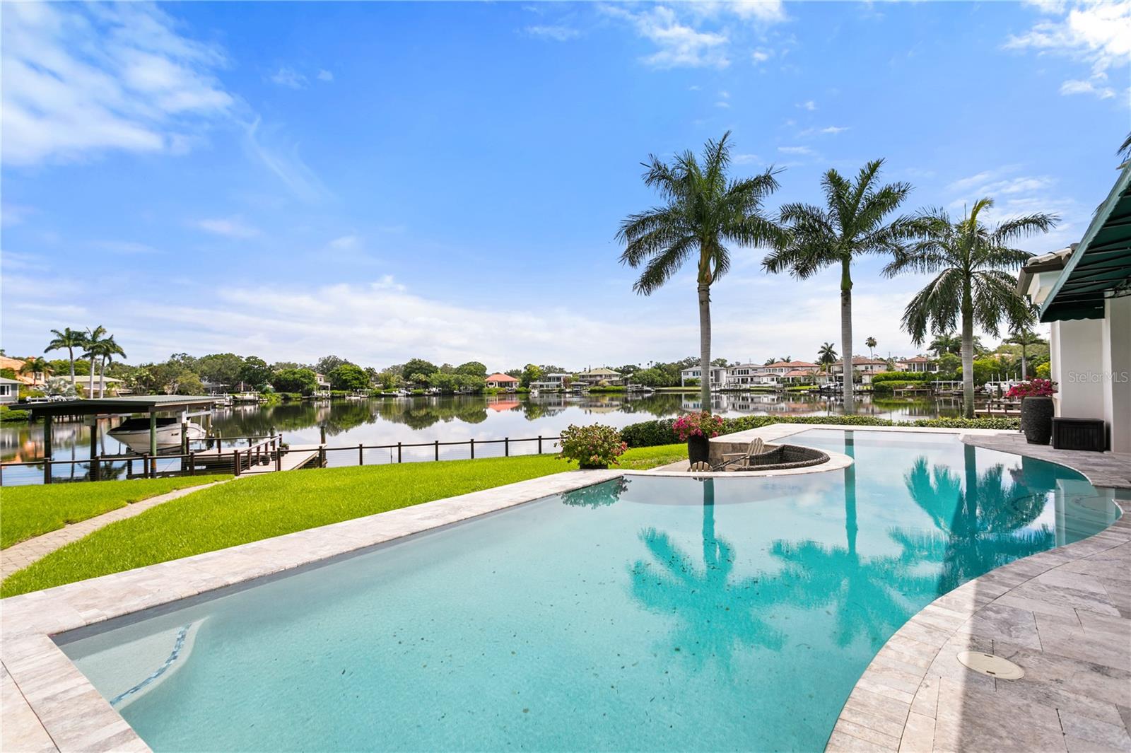 U8248639 Property Photo