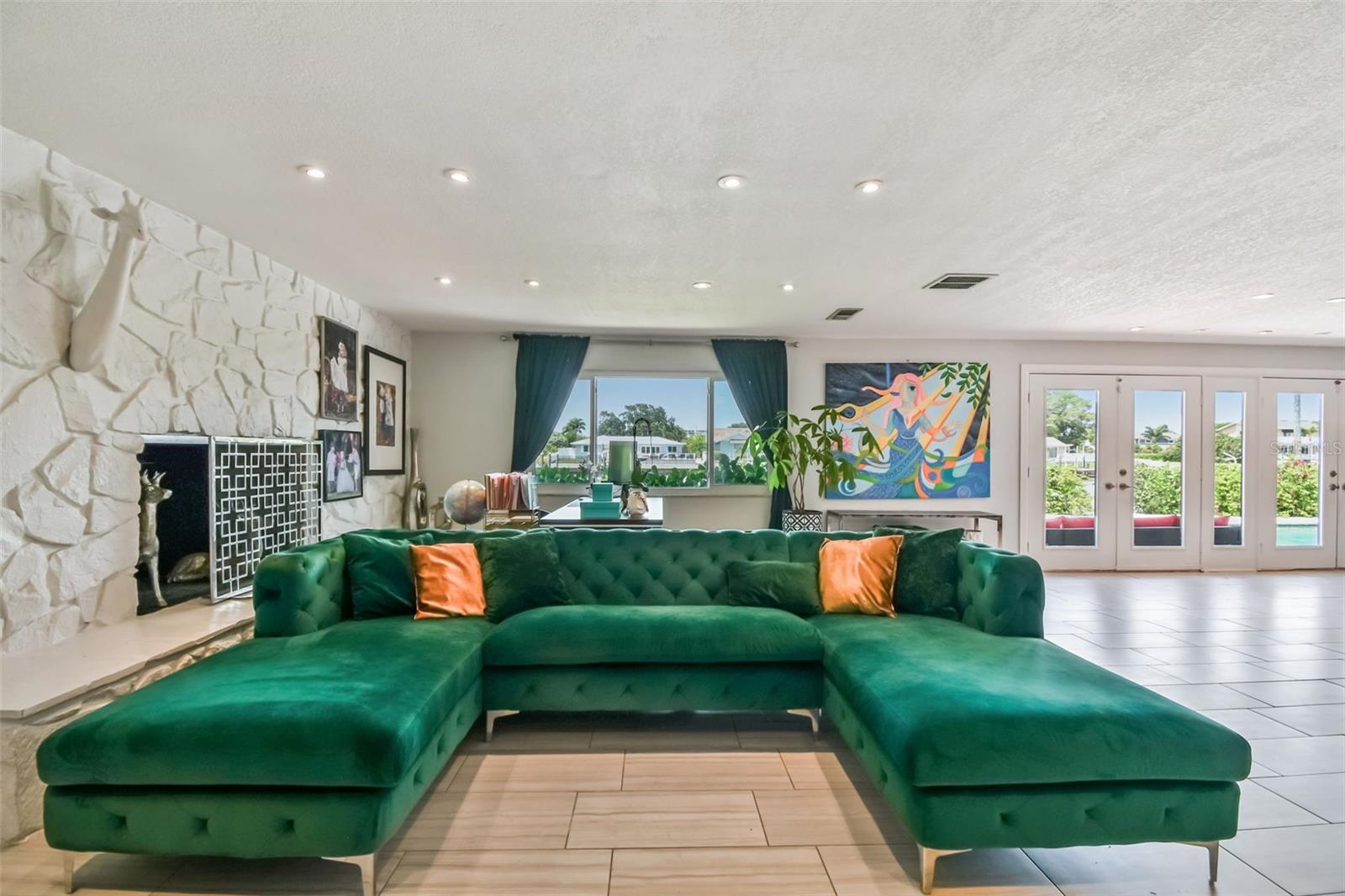 221 HOWARD DR, BELLEAIR BEACH, FL, 33786