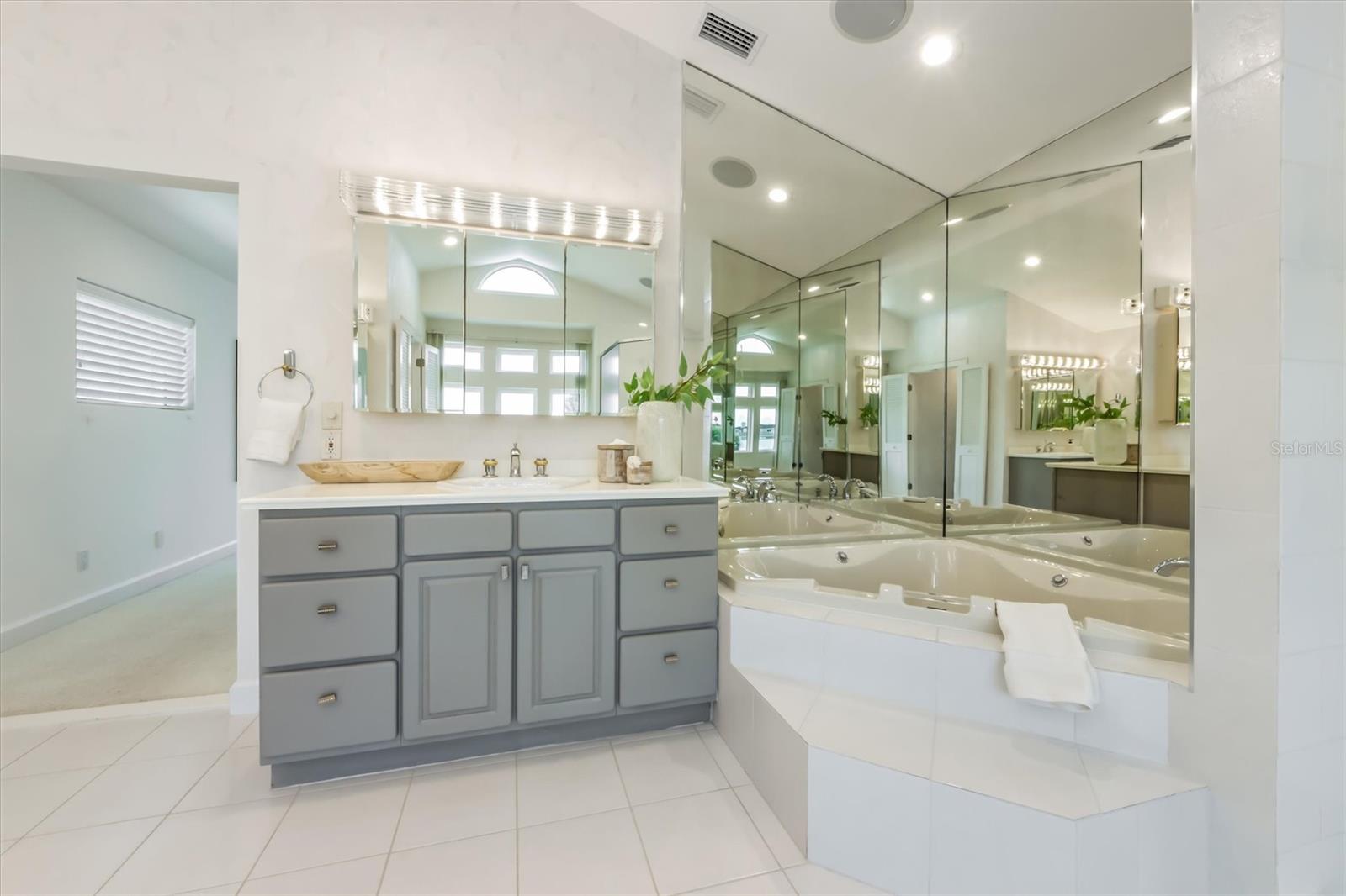 709 KEY ROYALE DR, HOLMES BEACH, FL, 34217