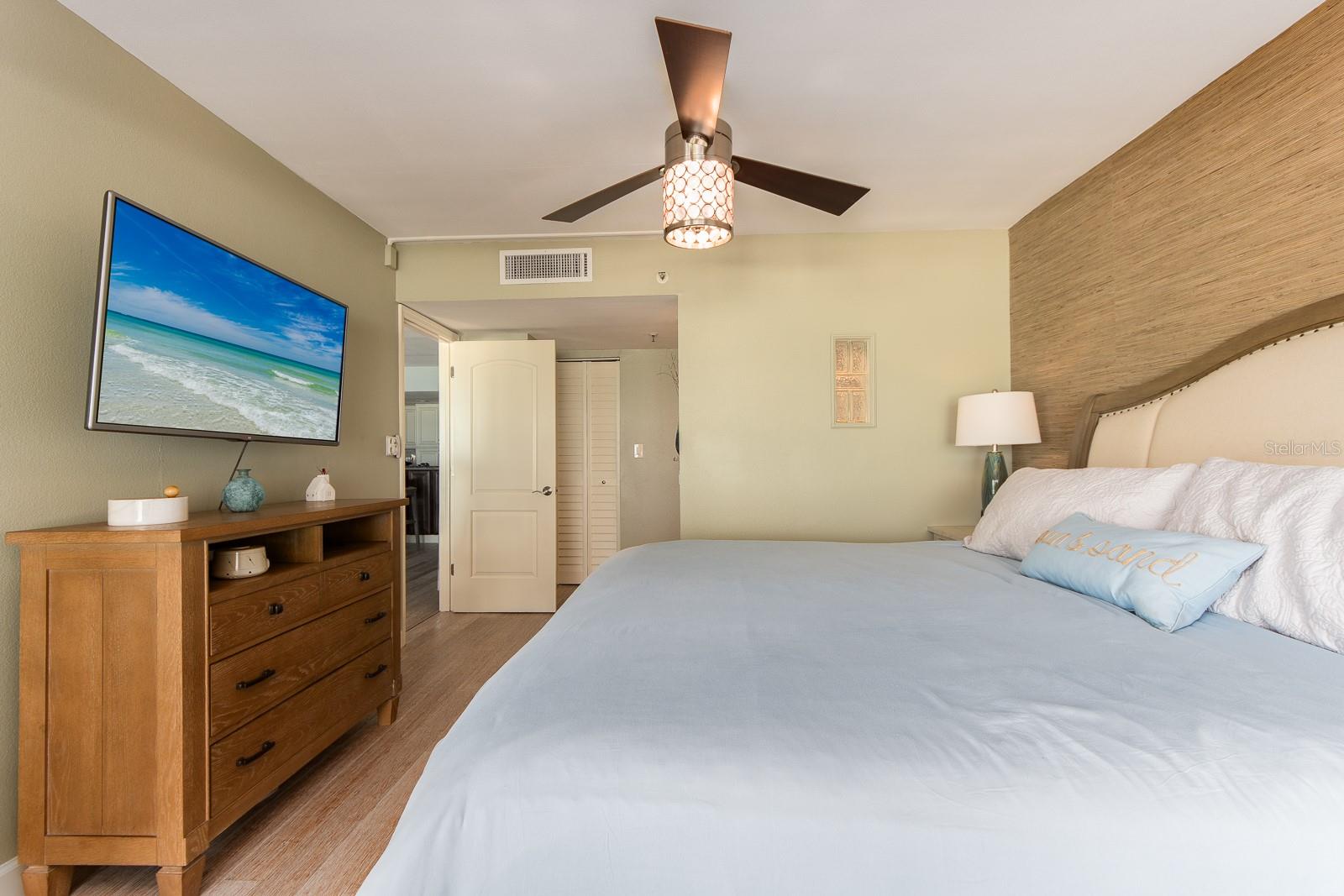 19106 GULF BLVD #102, INDIAN SHORES, FL, 33785