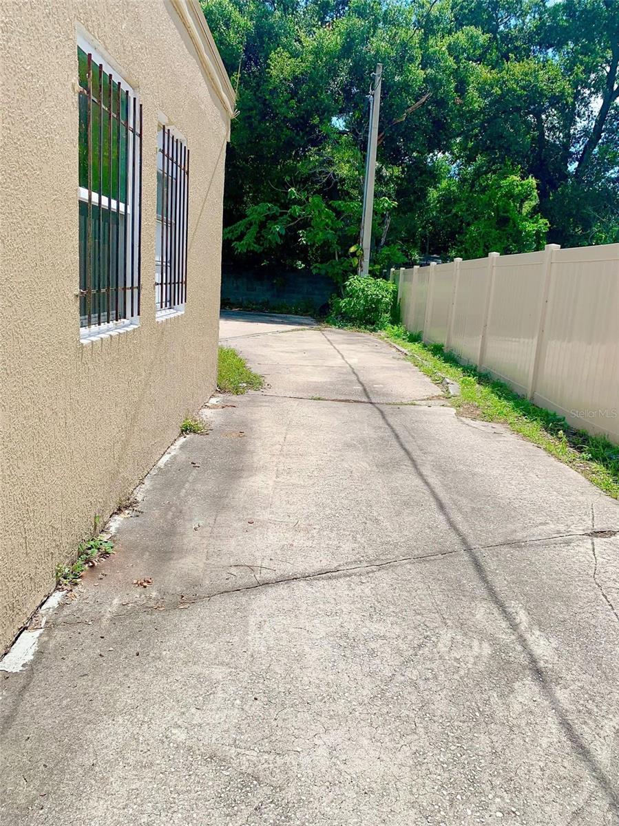 1247 N PINE HILLS RD, ORLANDO, FL, 32808