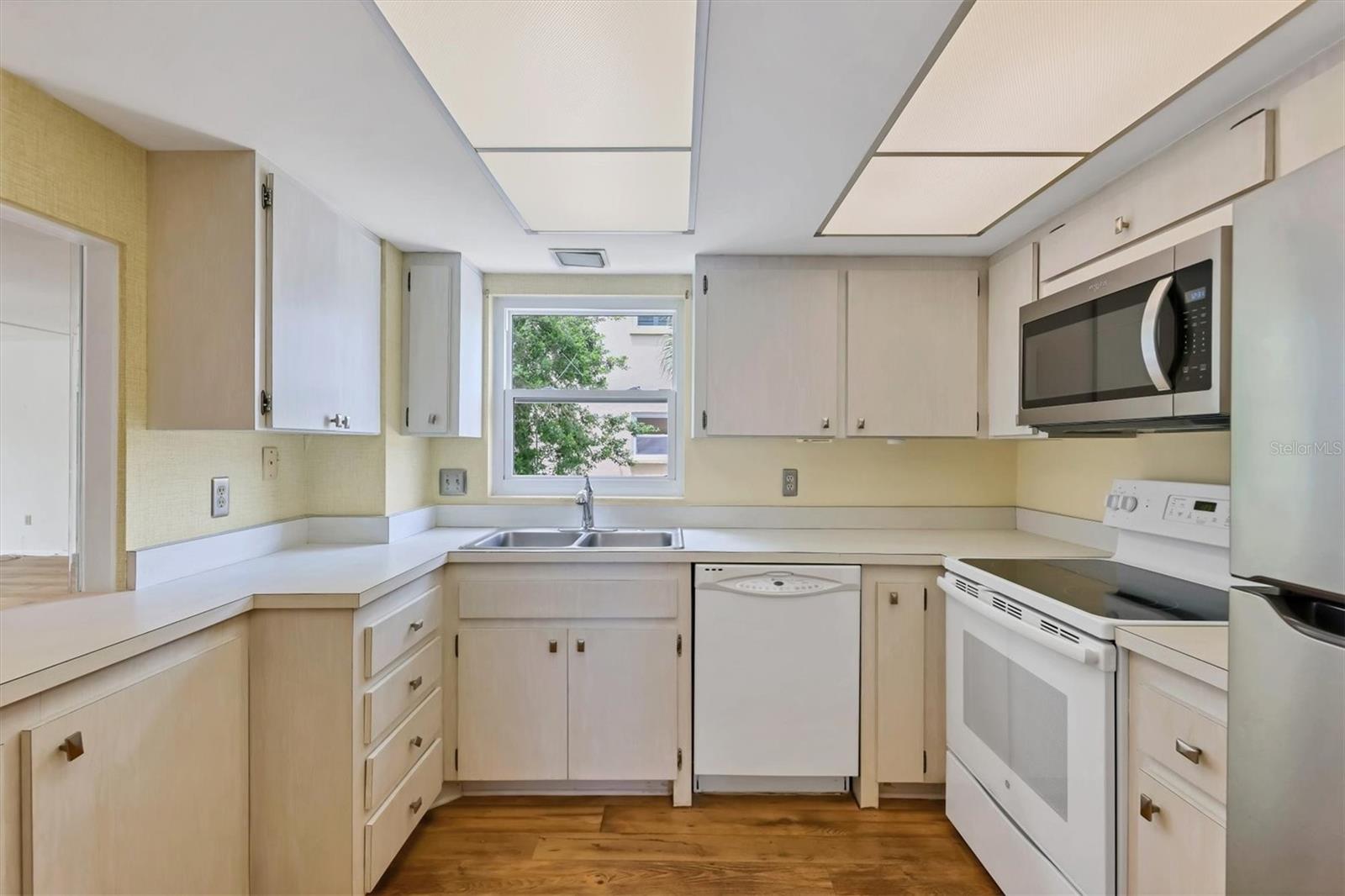 1300 N PORTOFINO DR #208, SARASOTA, FL, 34242