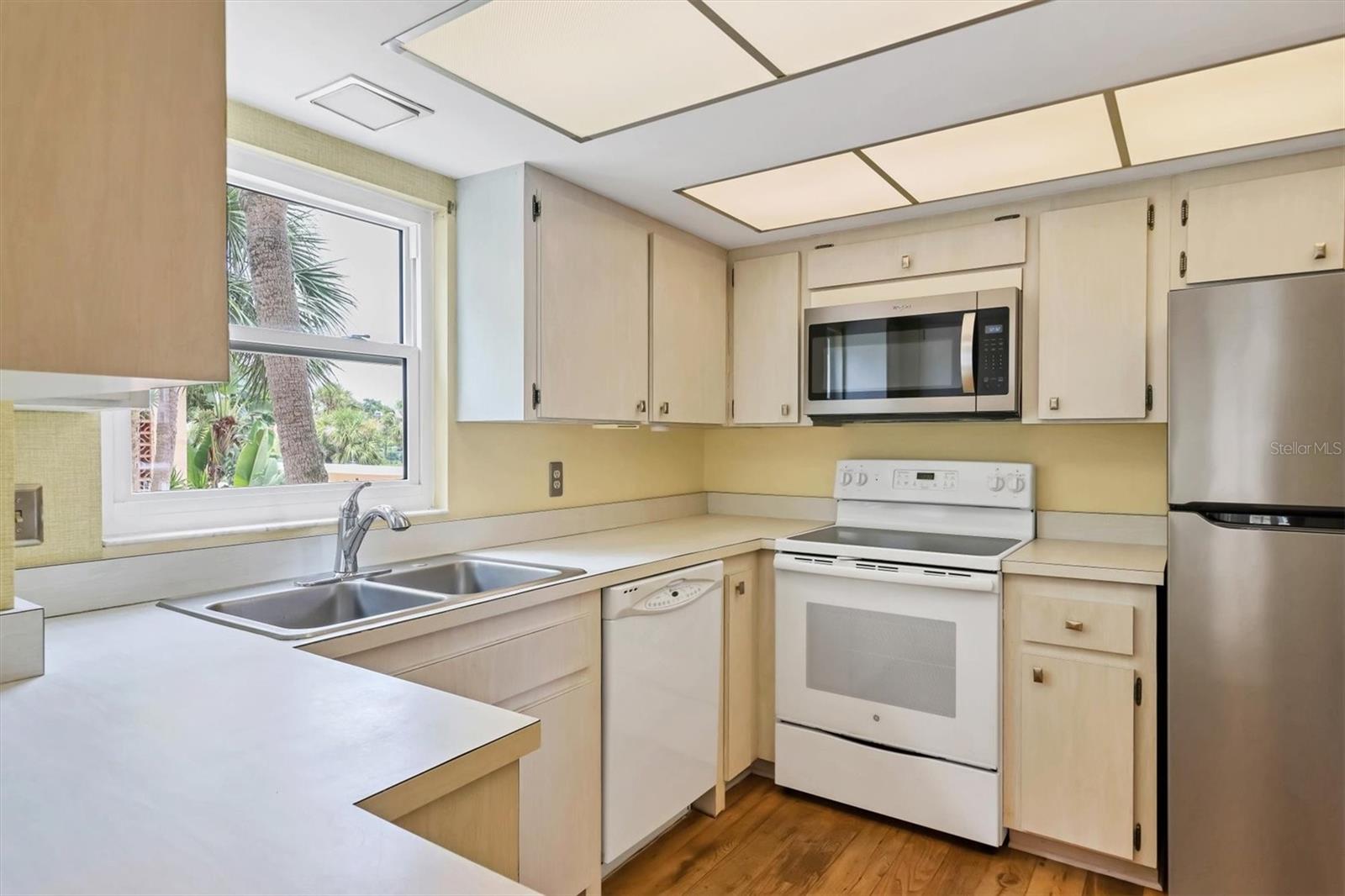 1300 N PORTOFINO DR #208, SARASOTA, FL, 34242
