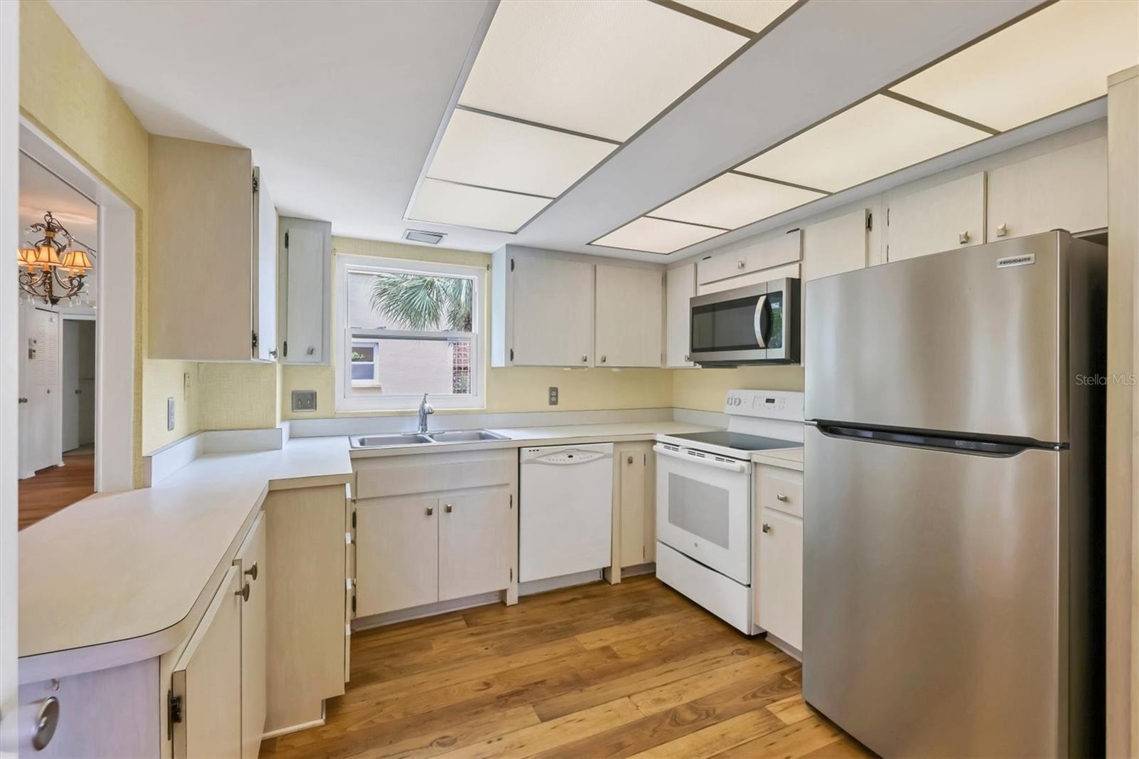 1300 N PORTOFINO DR #208, SARASOTA, FL, 34242