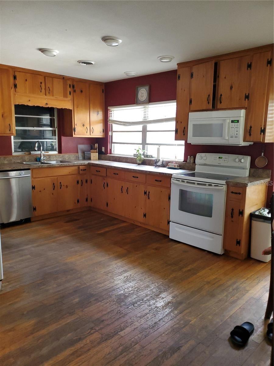 1050 S MAIN AVE, GROVELAND, FL, 34736