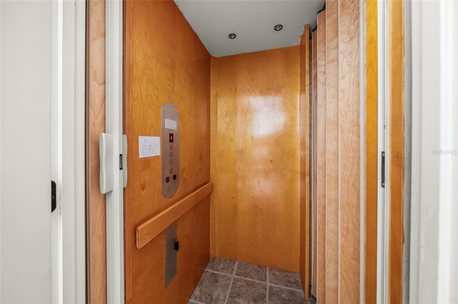 100 COLUMBUS BLVD, SARASOTA, FL, 34242