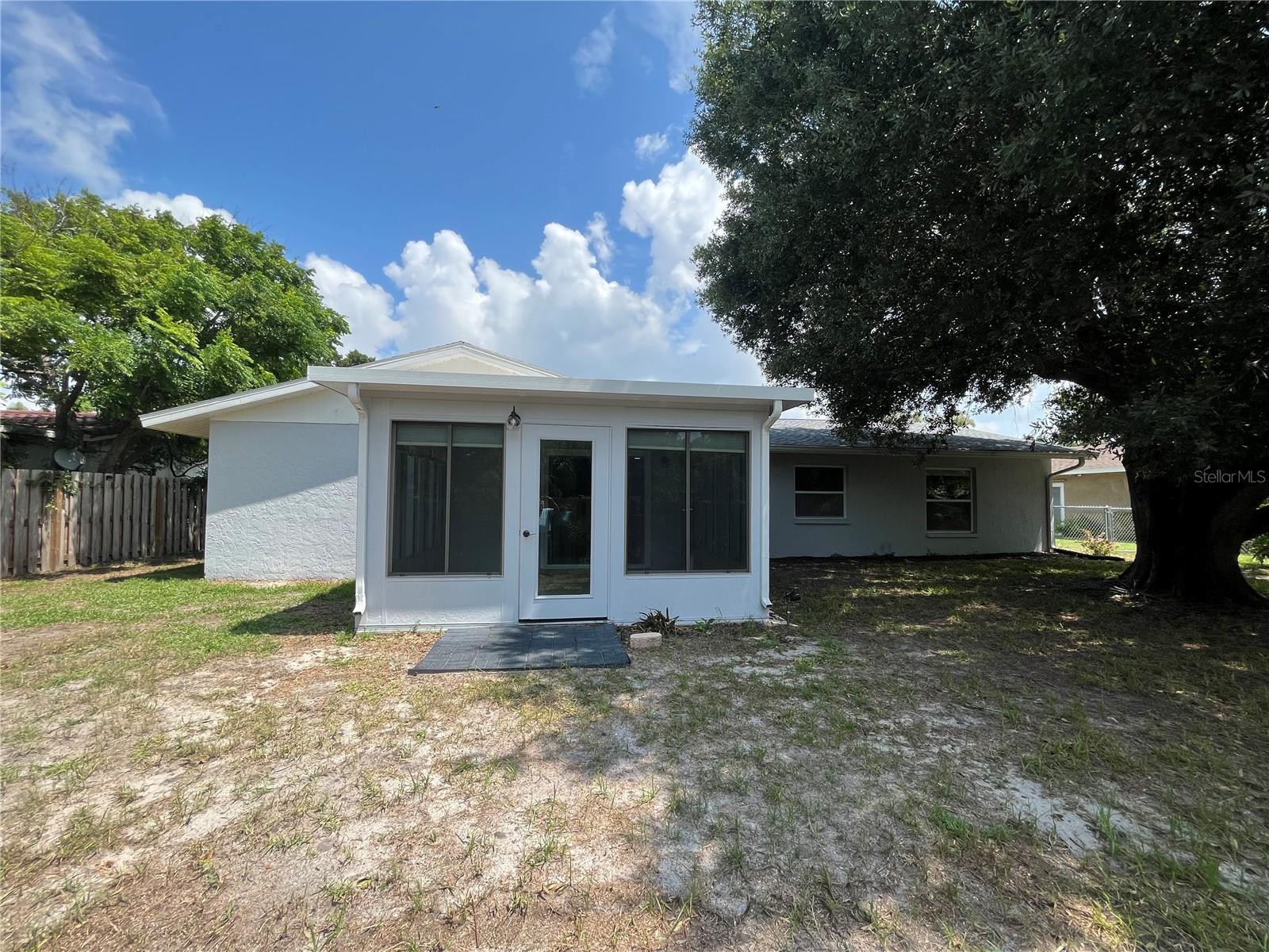 906 SOUTHERN PINE LN, SARASOTA, FL, 34243