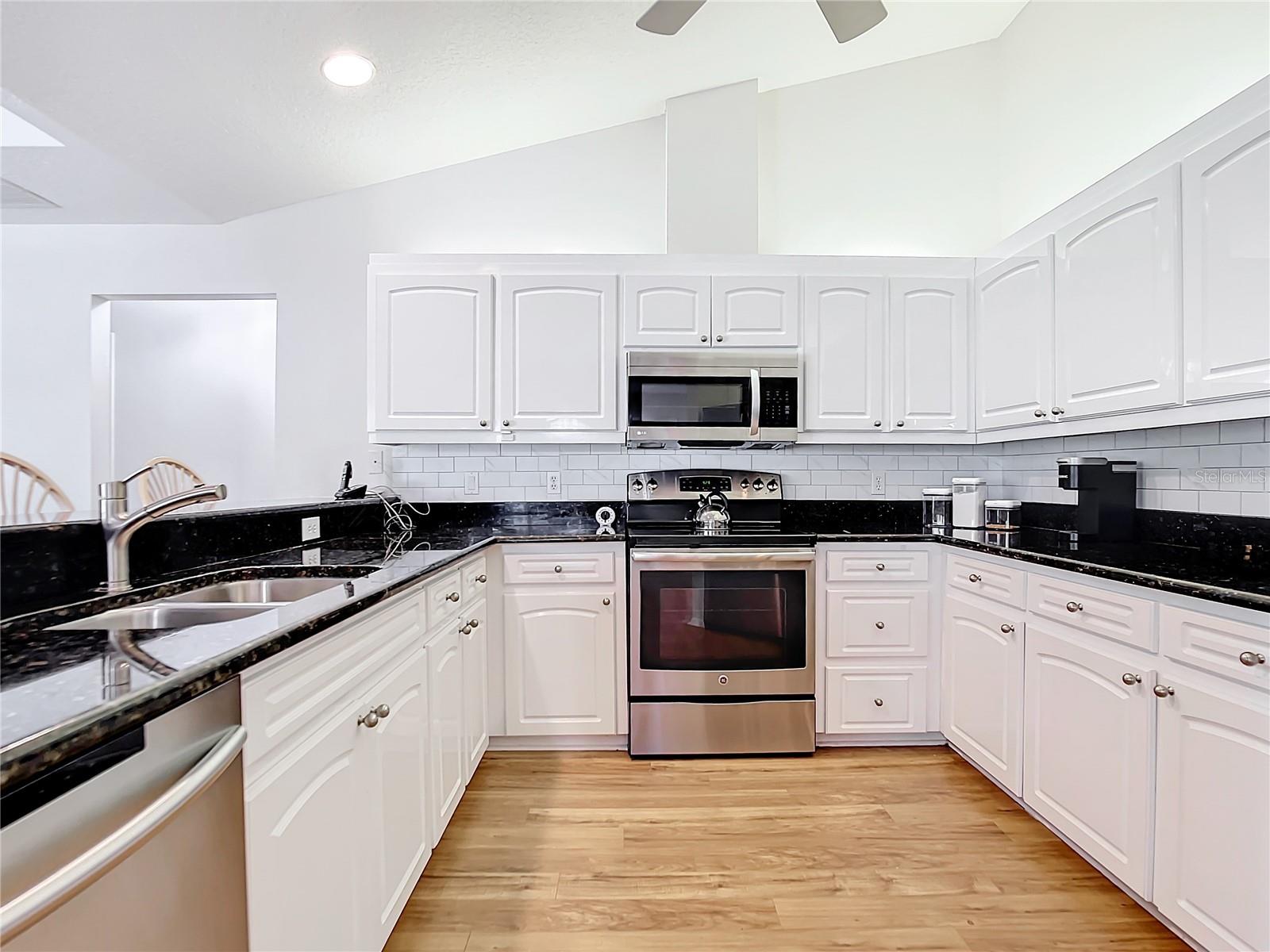 490 LAKE OF THE WOODS DR, VENICE, FL, 34293