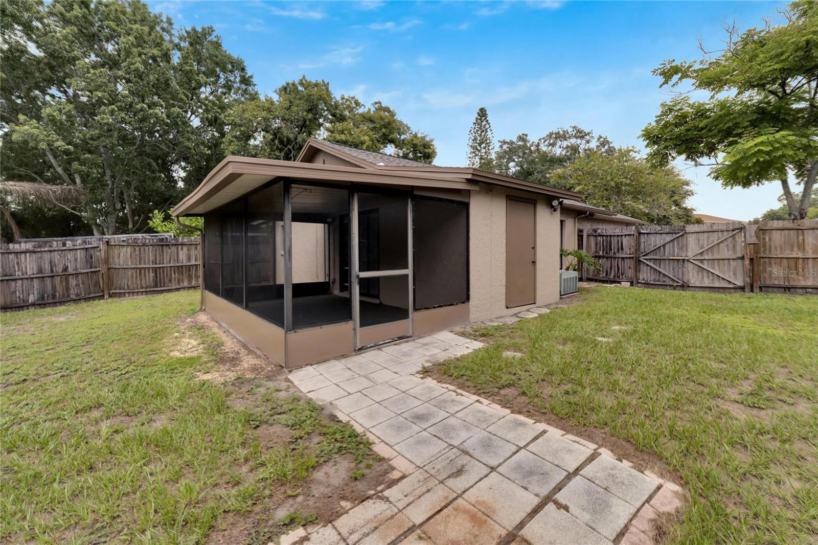 2022 GREGORY DR, TAMPA, FL, 33613