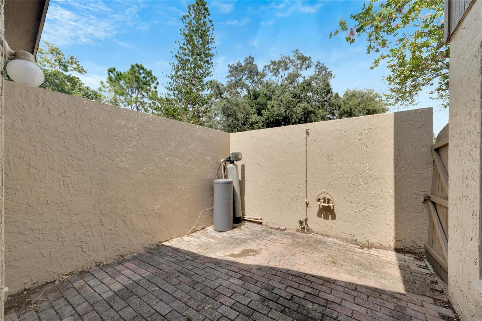 2022 GREGORY DR, TAMPA, FL, 33613