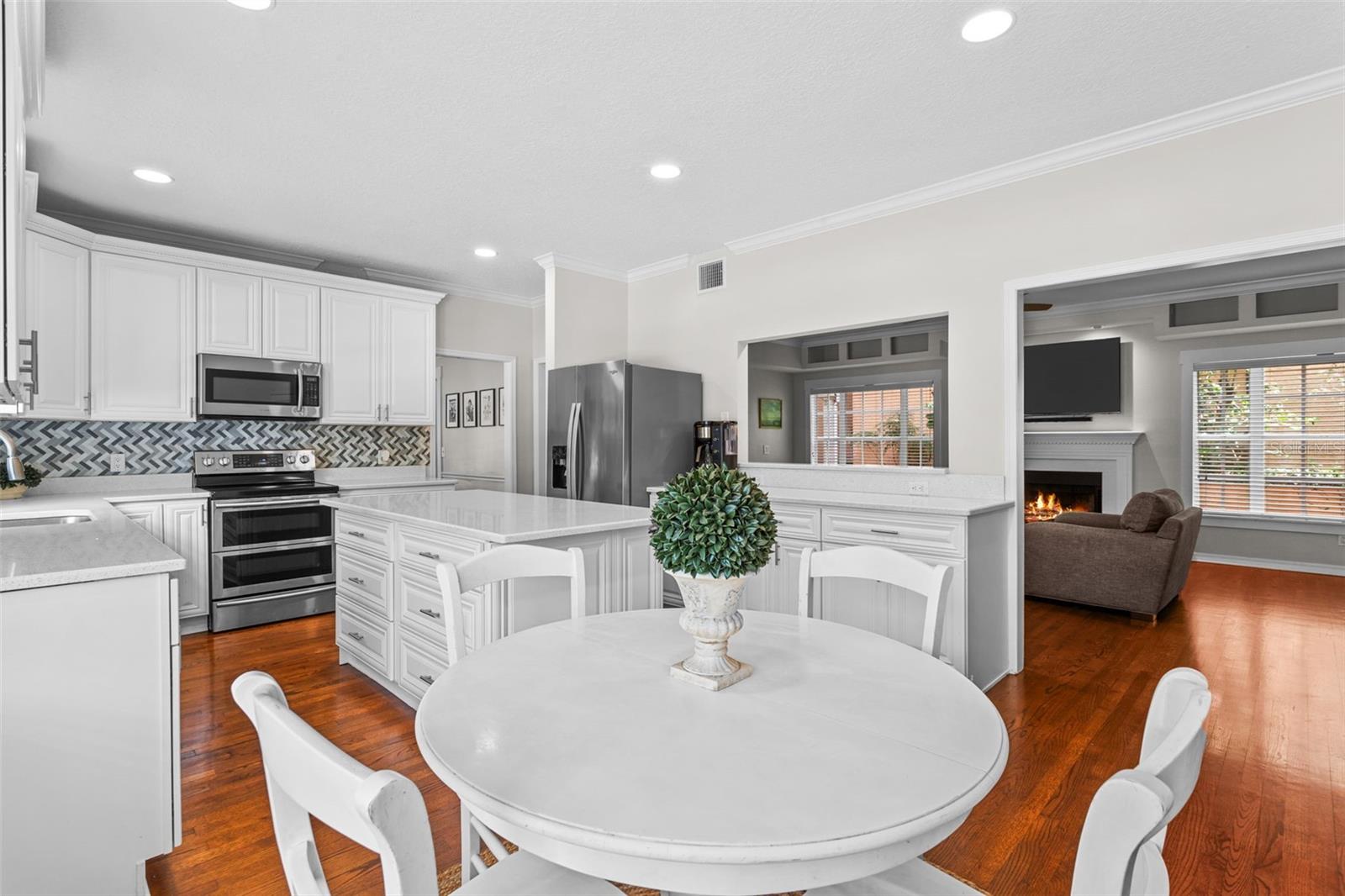2715 W BAY AVE, TAMPA, FL, 33611