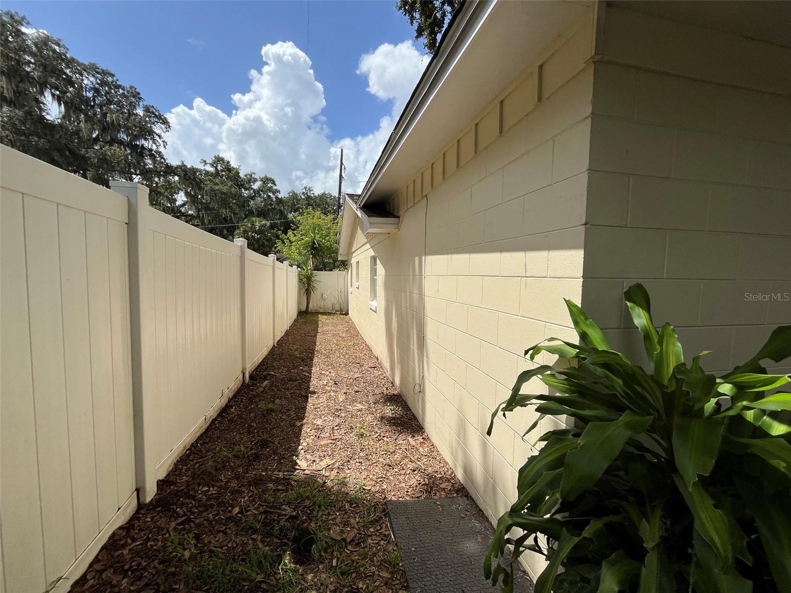 2510 WINONA AVE, LEESBURG, FL, 34748