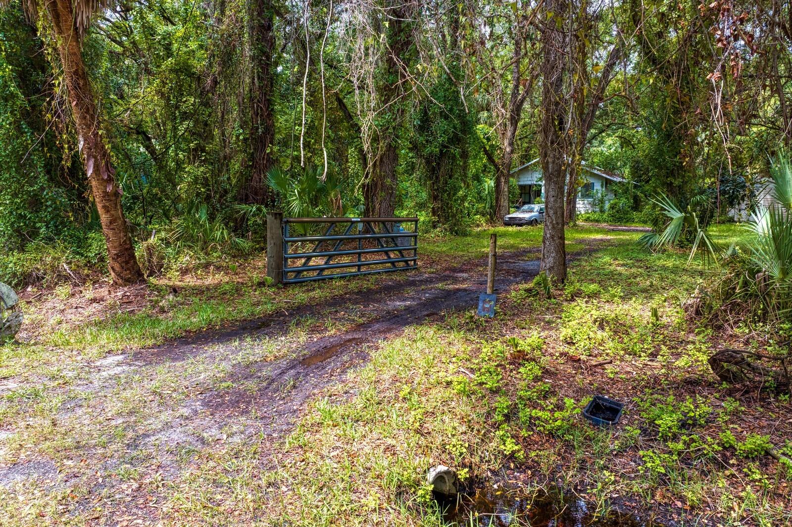 8004 BAY DR, TAMPA, FL, 33635