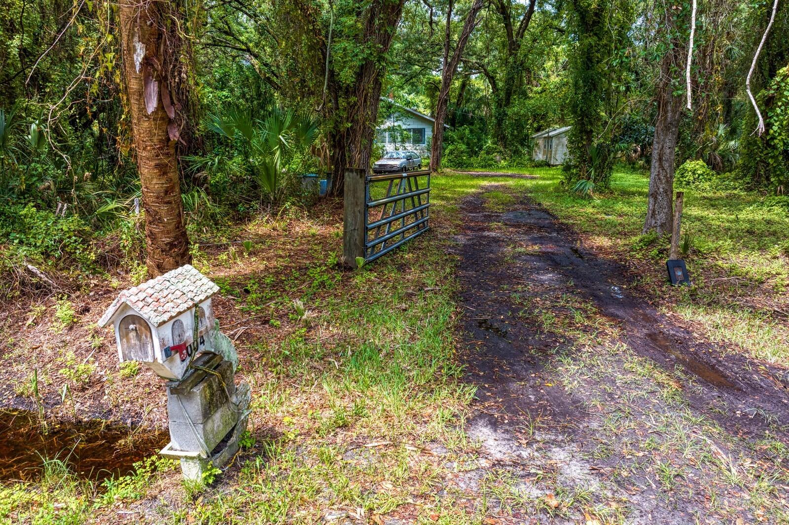 8004 BAY DR, TAMPA, FL, 33635
