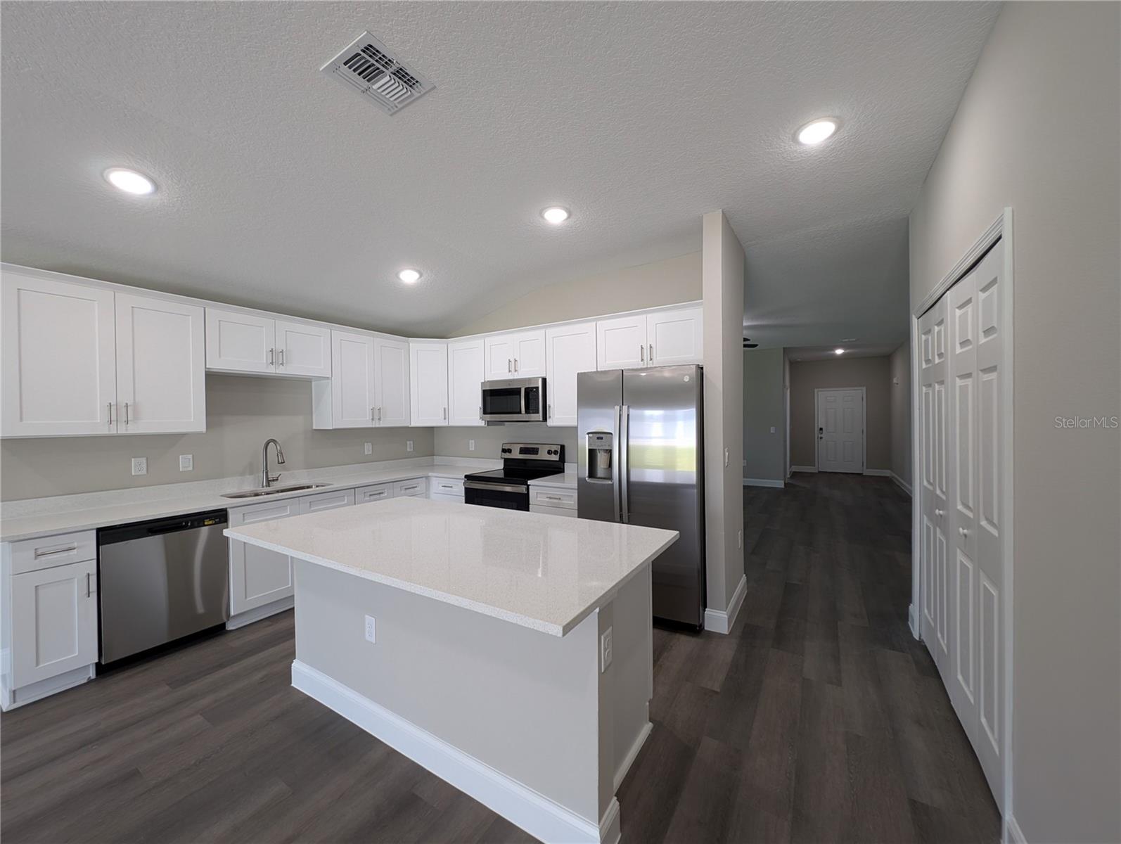 183 HOLSTON LN, LADY LAKE, FL, 32159