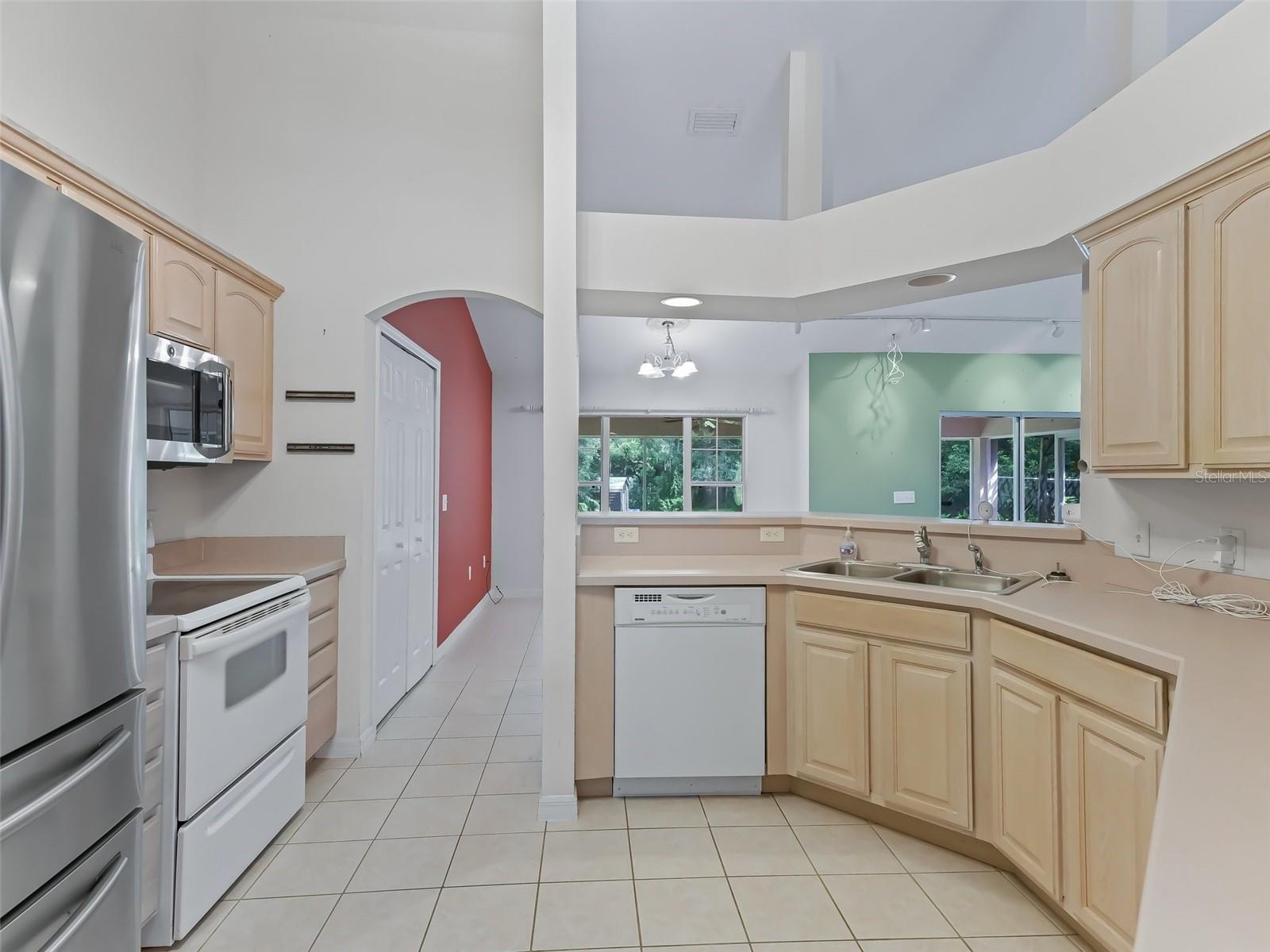 2541 LAKE GRIFFIN RD, LADY LAKE, FL, 32159
