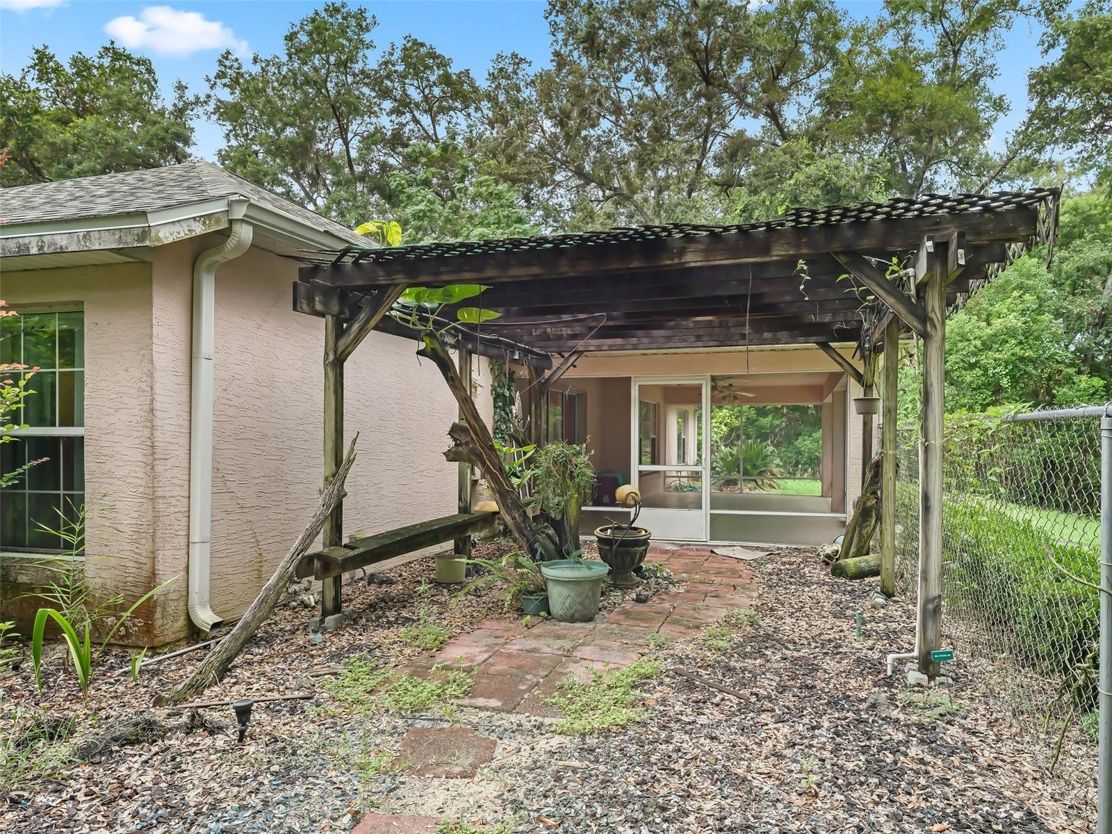 2541 LAKE GRIFFIN RD, LADY LAKE, FL, 32159