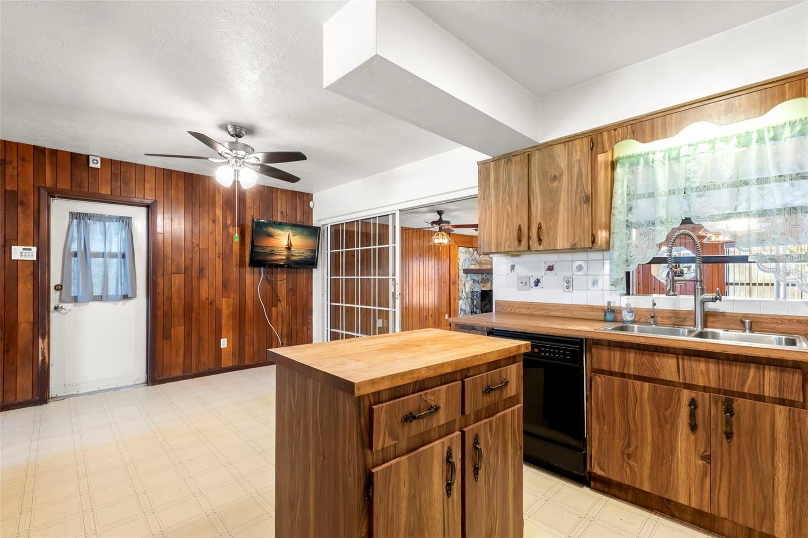 1213 E FRIERSON AVE, TAMPA, FL, 33603