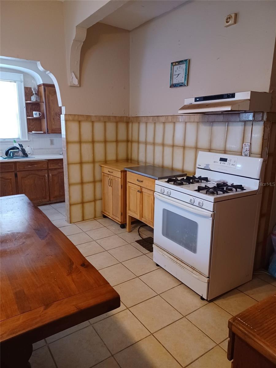 1016 E LAKE AVE, TAMPA, FL, 33605