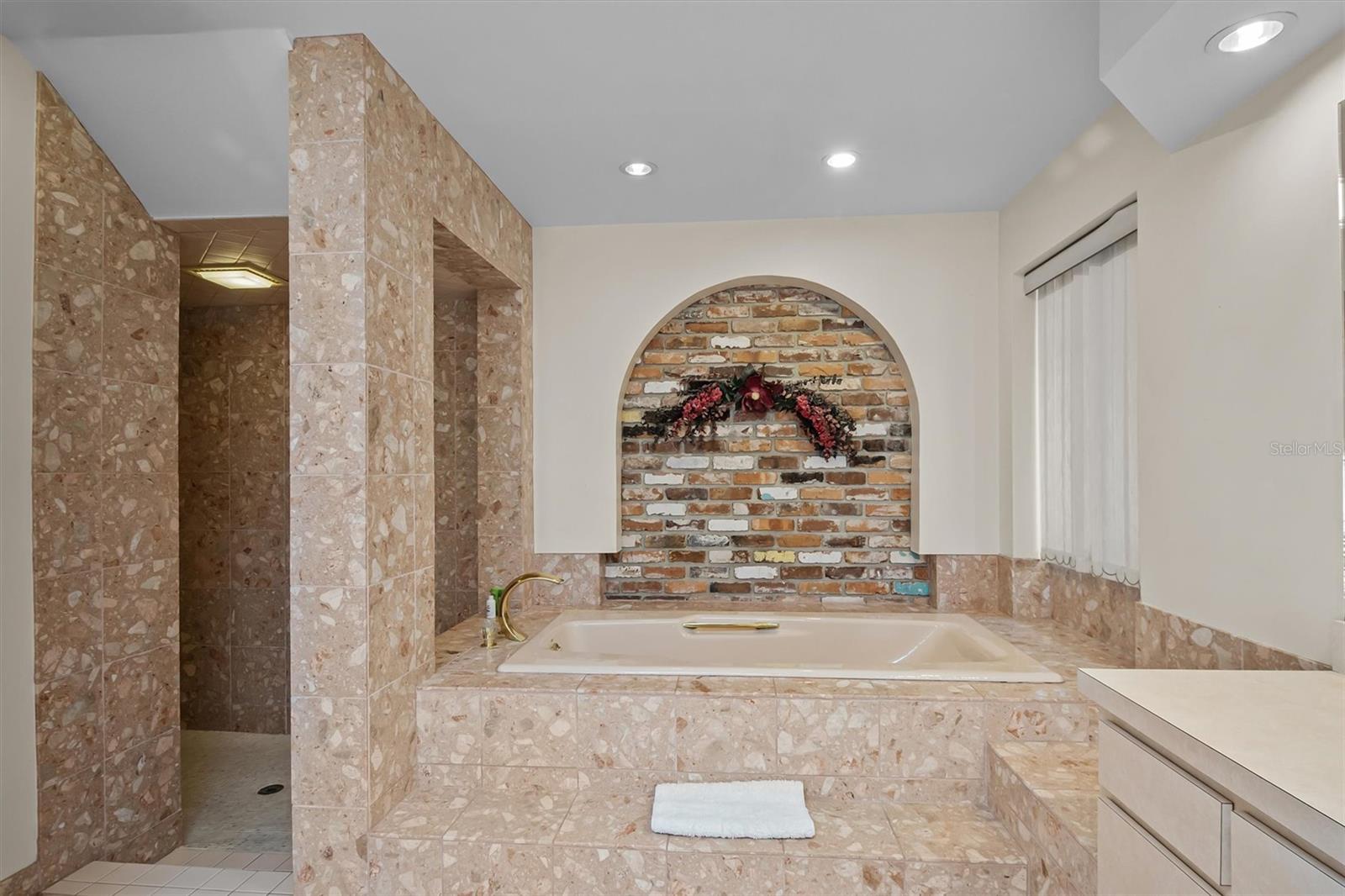 121 E LAKE SUMMIT DR, WINTER HAVEN, FL, 33884