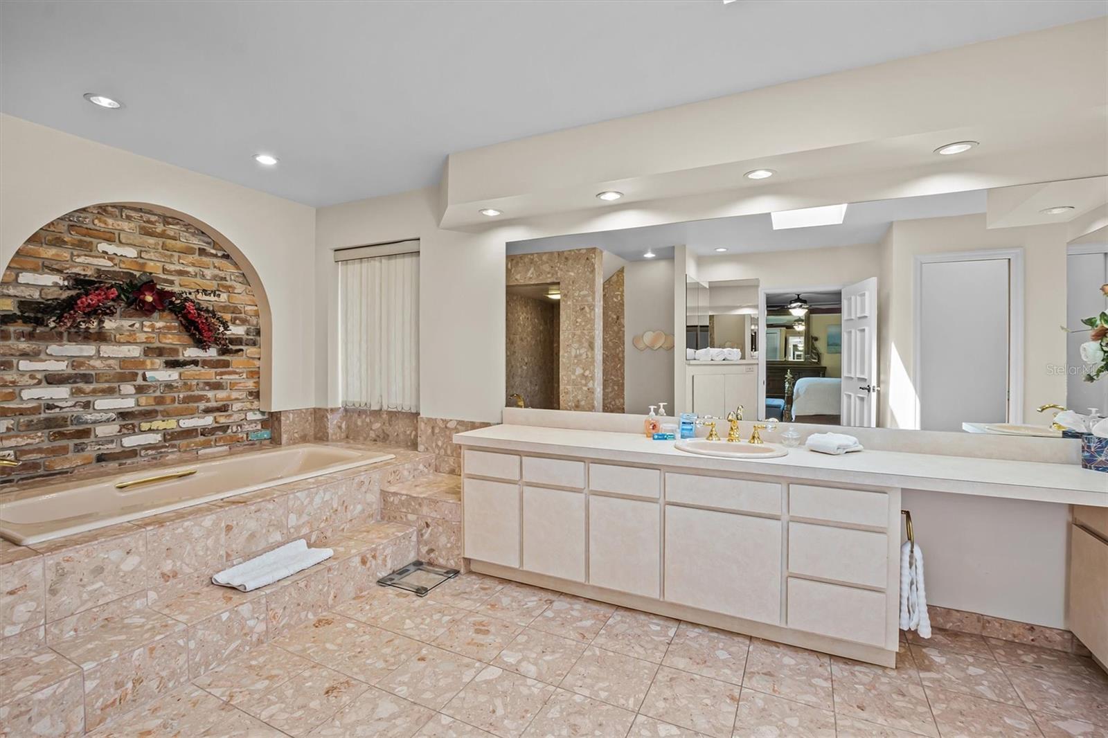 121 E LAKE SUMMIT DR, WINTER HAVEN, FL, 33884
