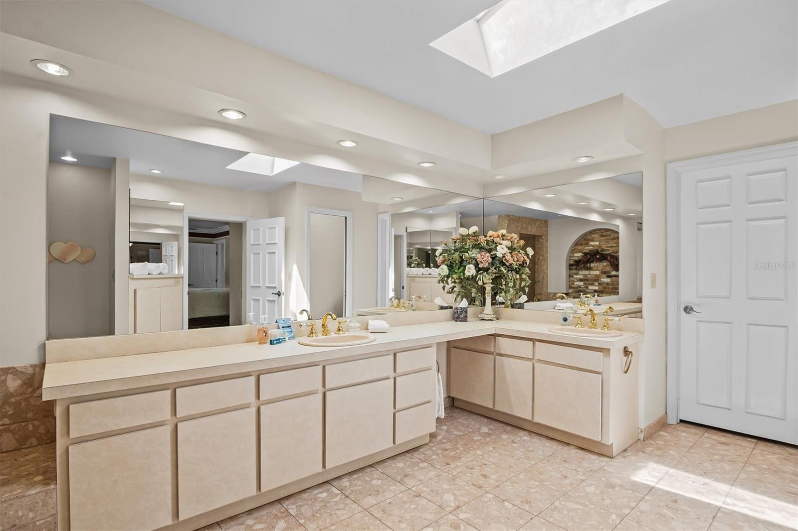 121 E LAKE SUMMIT DR, WINTER HAVEN, FL, 33884