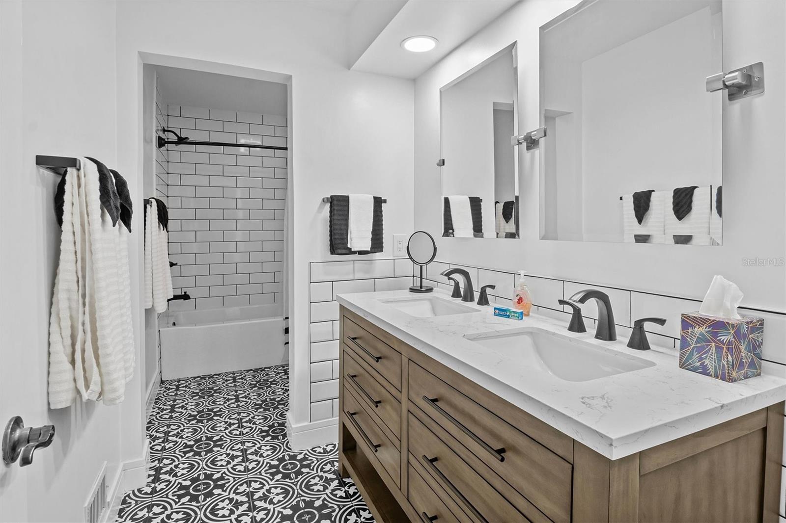 121 E LAKE SUMMIT DR, WINTER HAVEN, FL, 33884