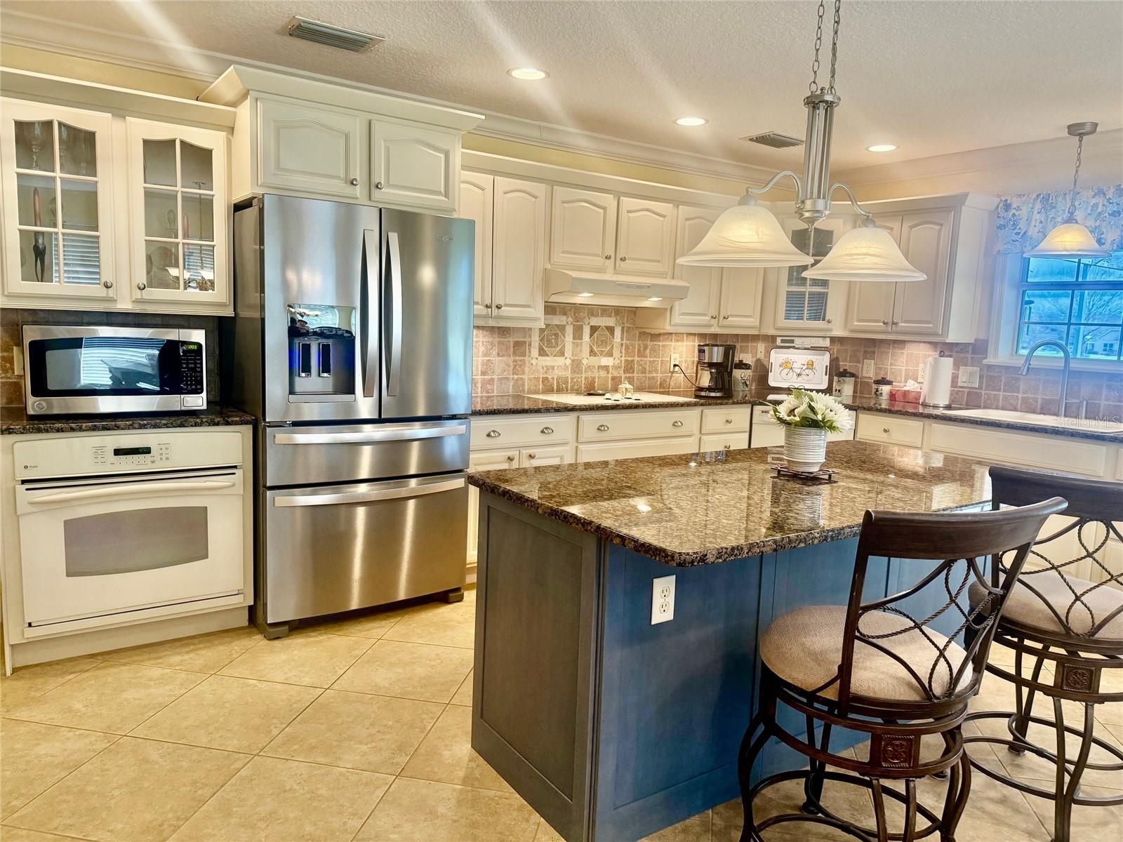 557 DOWLING CIR, LADY LAKE, FL, 32159