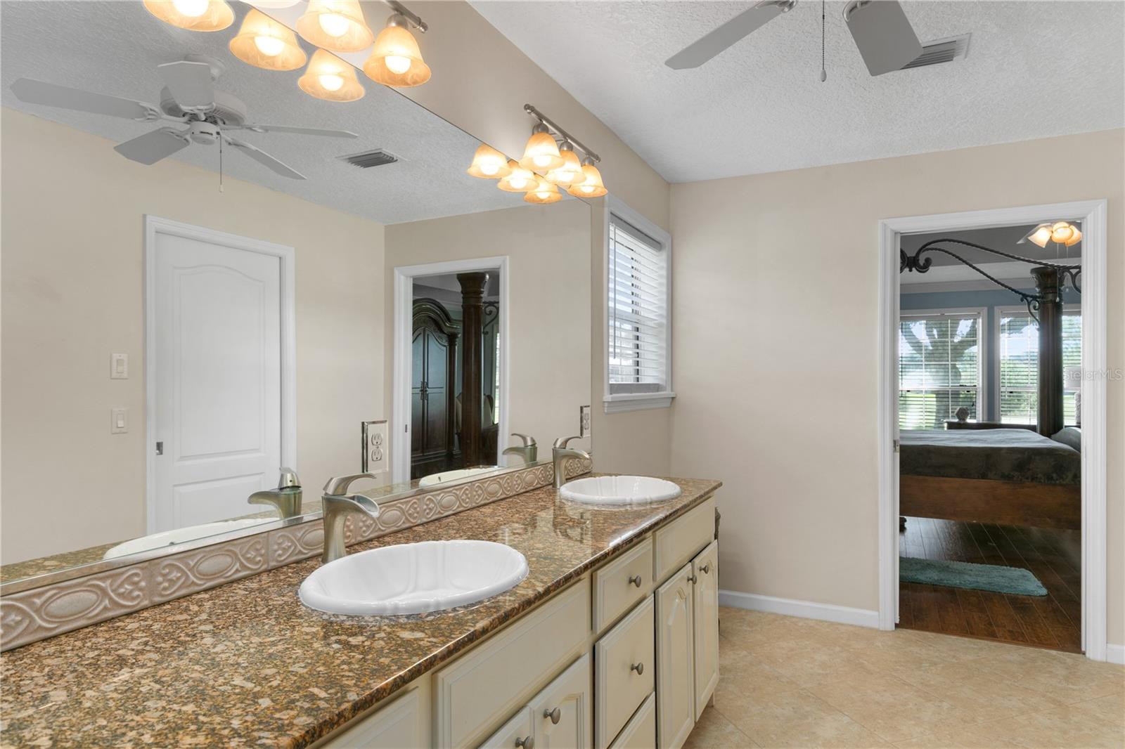 557 DOWLING CIR, LADY LAKE, FL, 32159