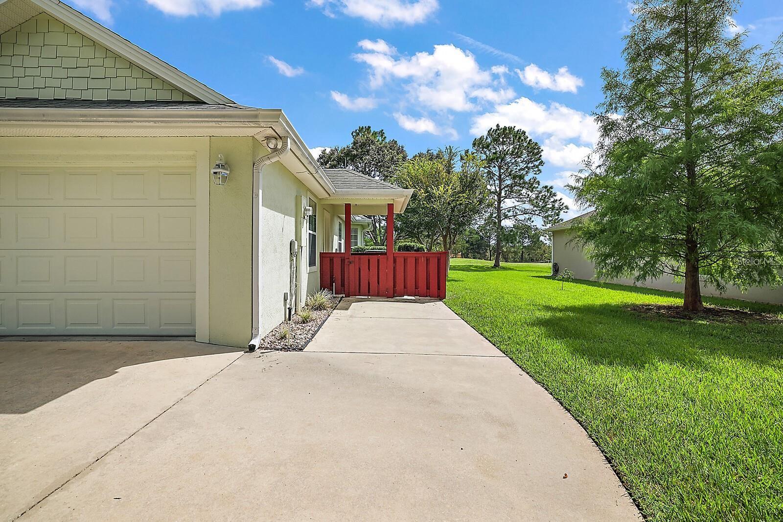 557 DOWLING CIR, LADY LAKE, FL, 32159