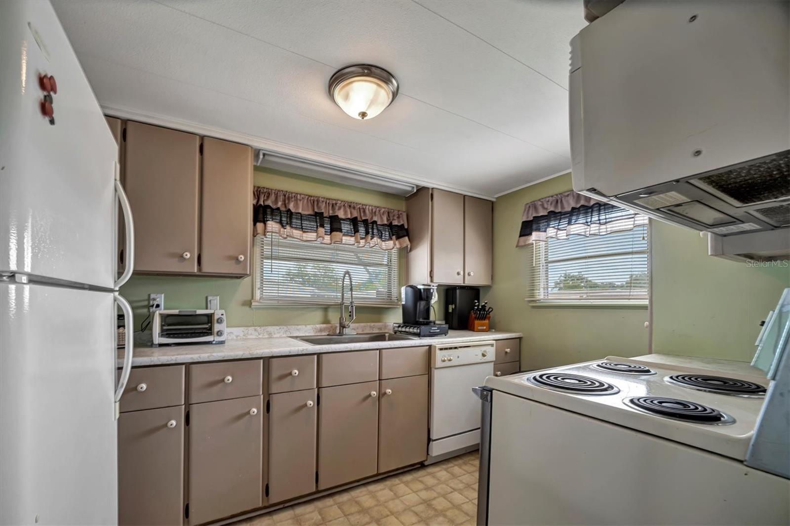 122 E SAINT ANNES CIR, APOLLO BEACH, FL, 33572