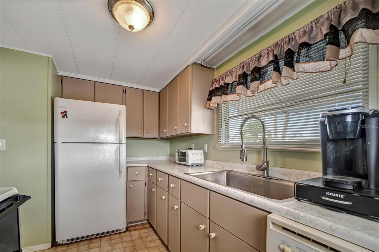 122 E SAINT ANNES CIR, APOLLO BEACH, FL, 33572